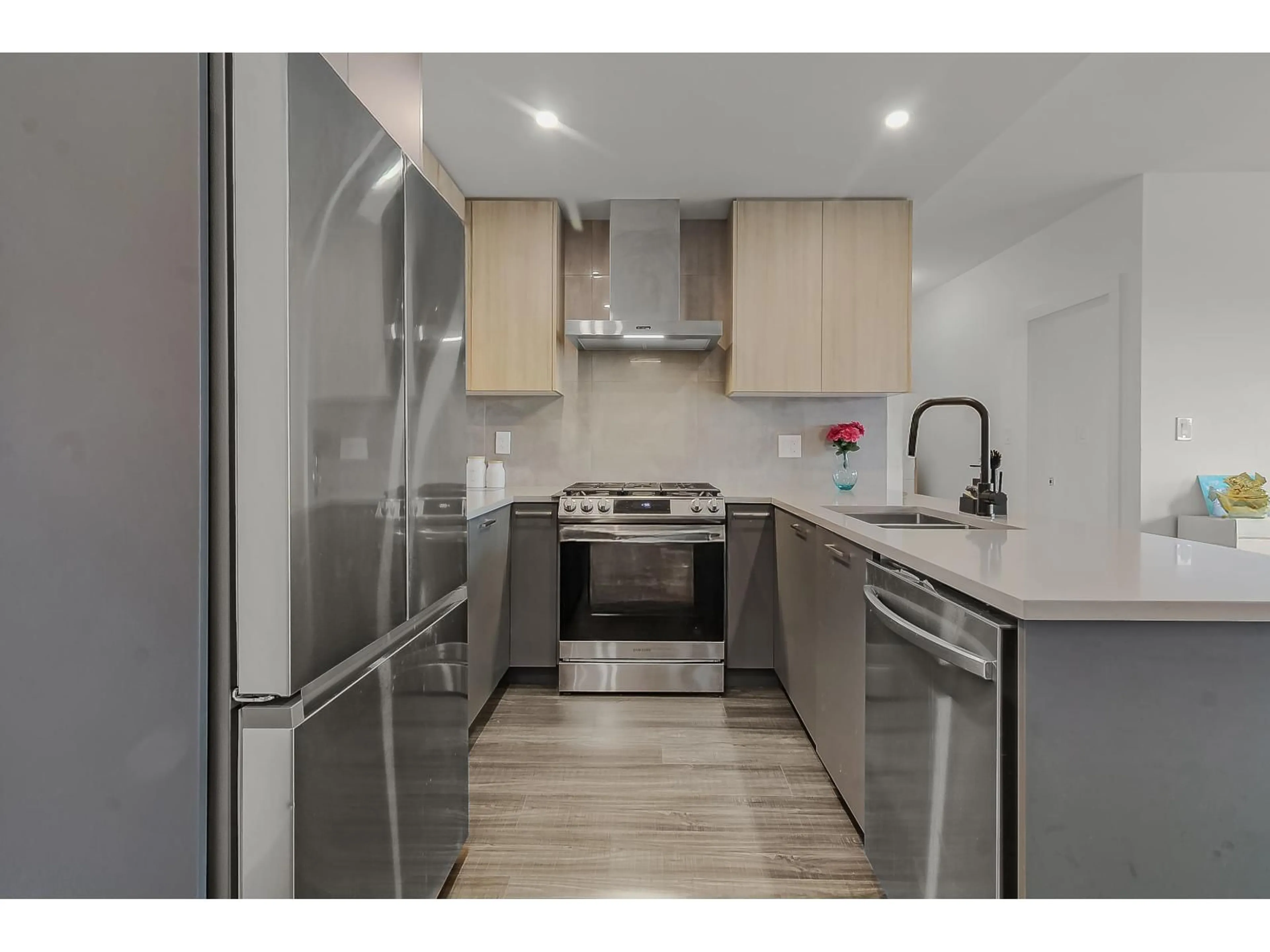 Standard kitchen, unknown for 206 - 31900 RAVEN AVENUE, Mission British Columbia V2V0H5