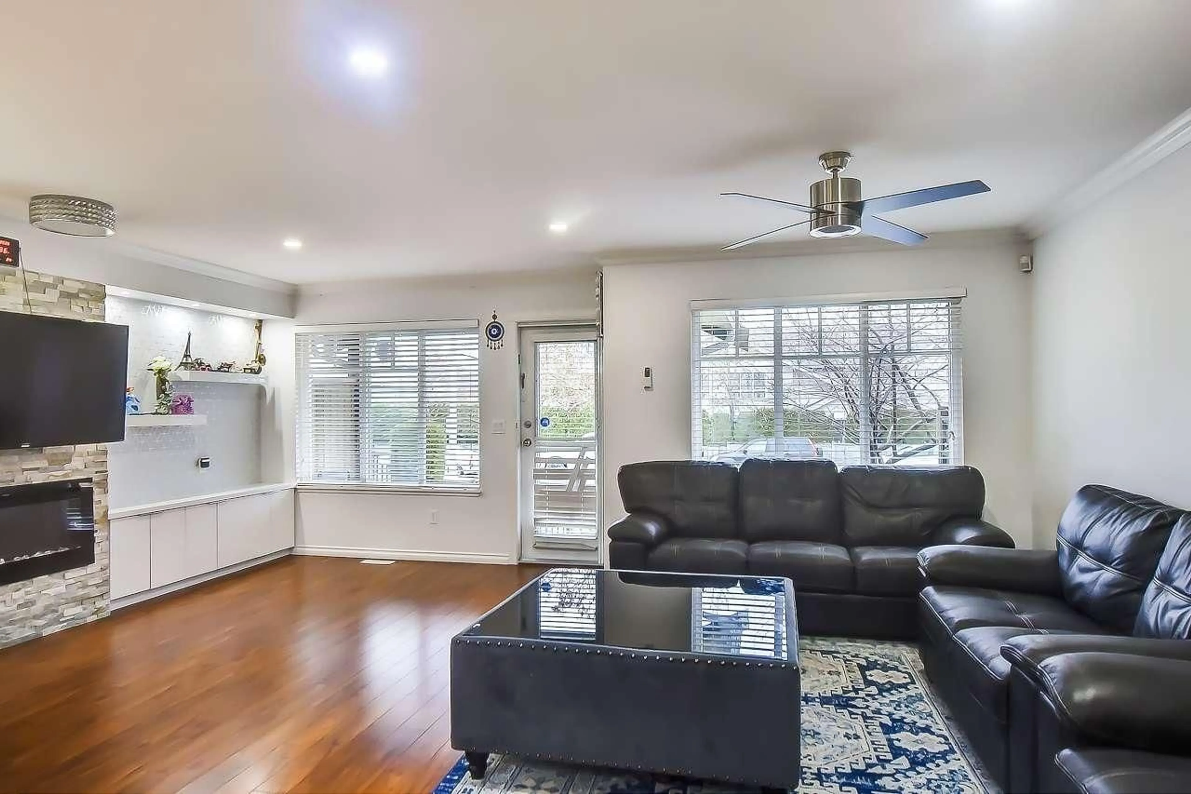 Living room with furniture, wood/laminate floor for 132 - 12040 68 AVENUE, Surrey British Columbia V3W1P5