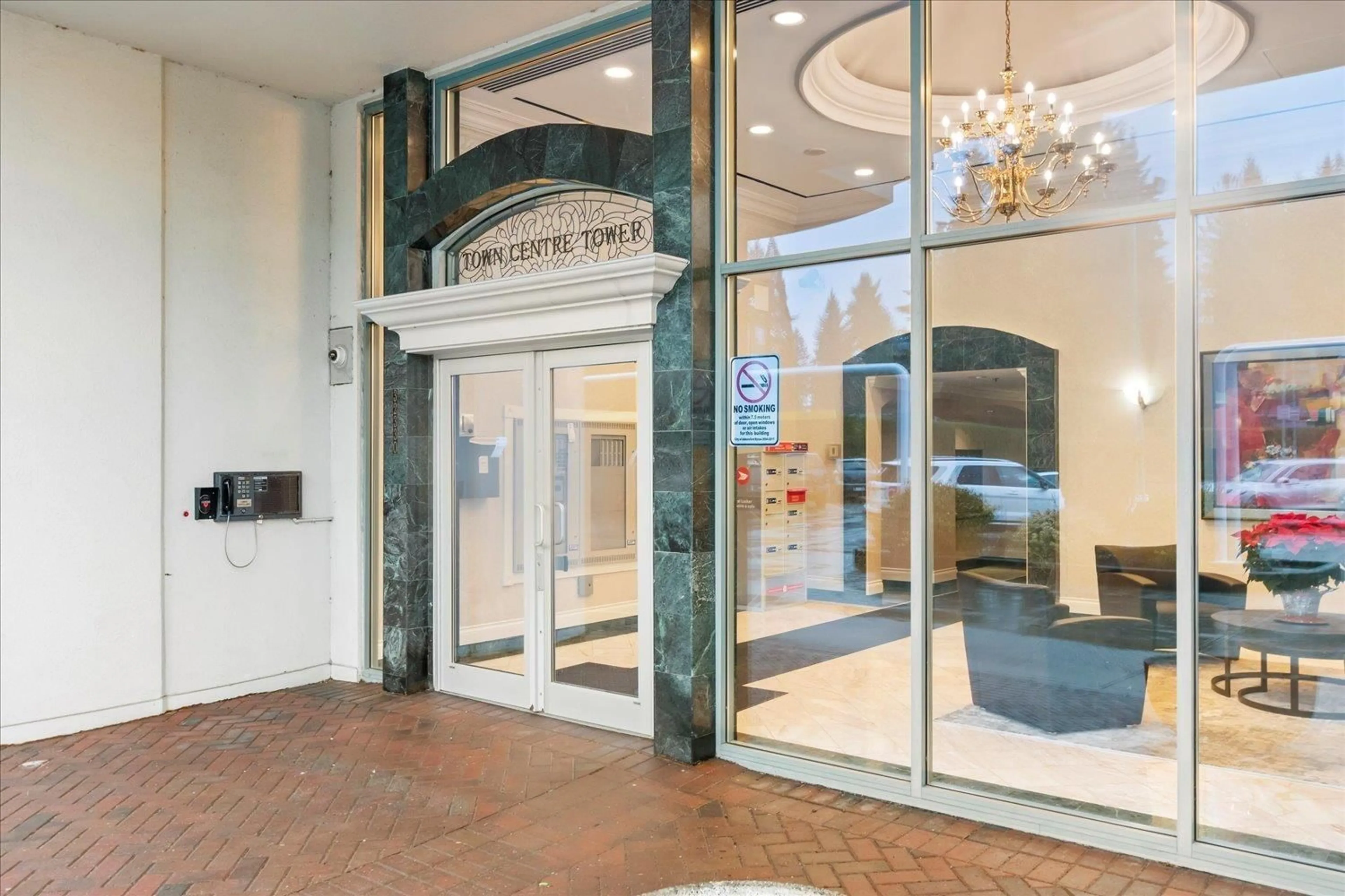 Indoor foyer for 504 - 32330 SOUTH FRASER WAY, Abbotsford British Columbia V2T1X1