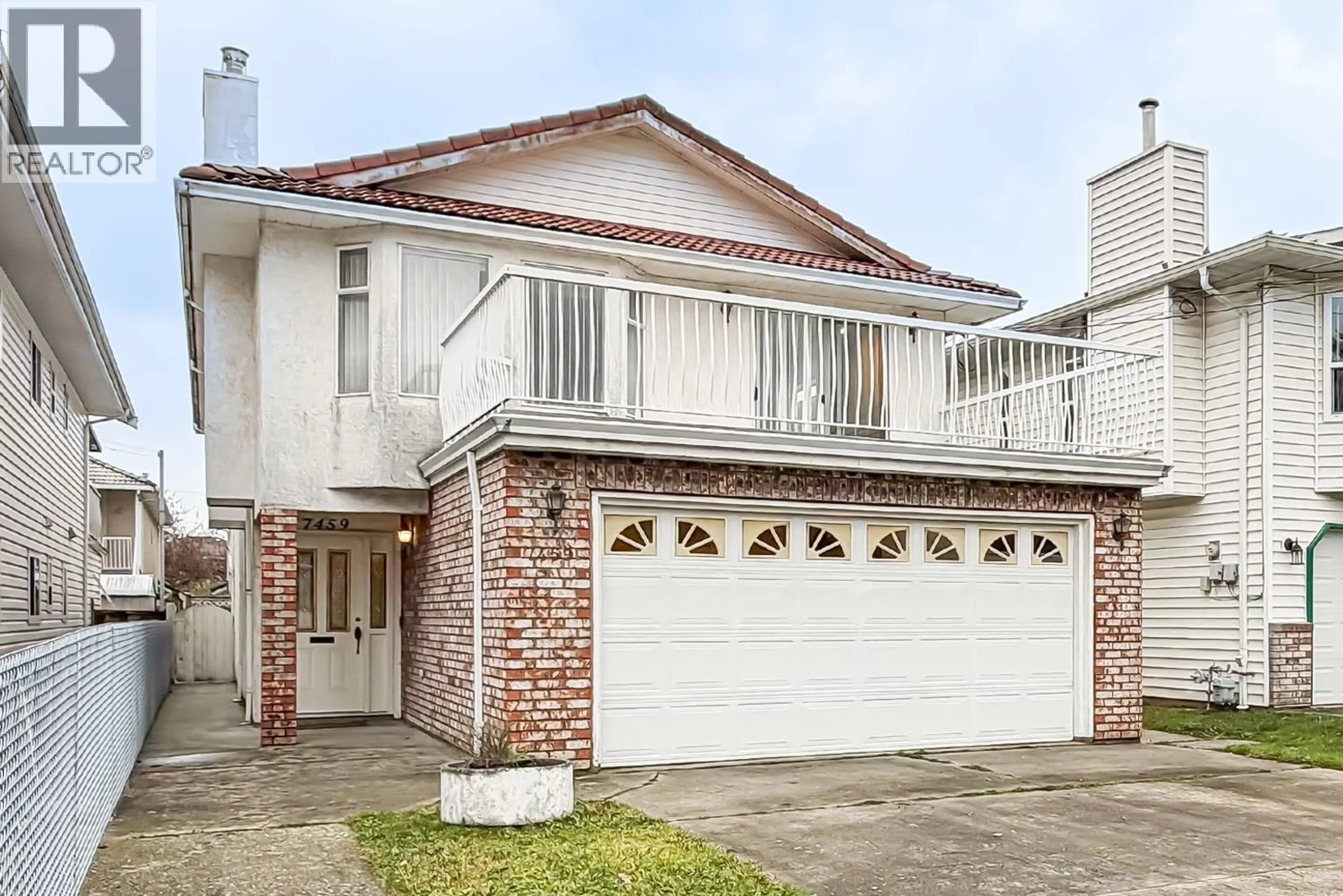 A pic from outside/outdoor area/front of a property/back of a property/a pic from drone, street for 7459 HOLLY STREET, Burnaby British Columbia V5E2C3