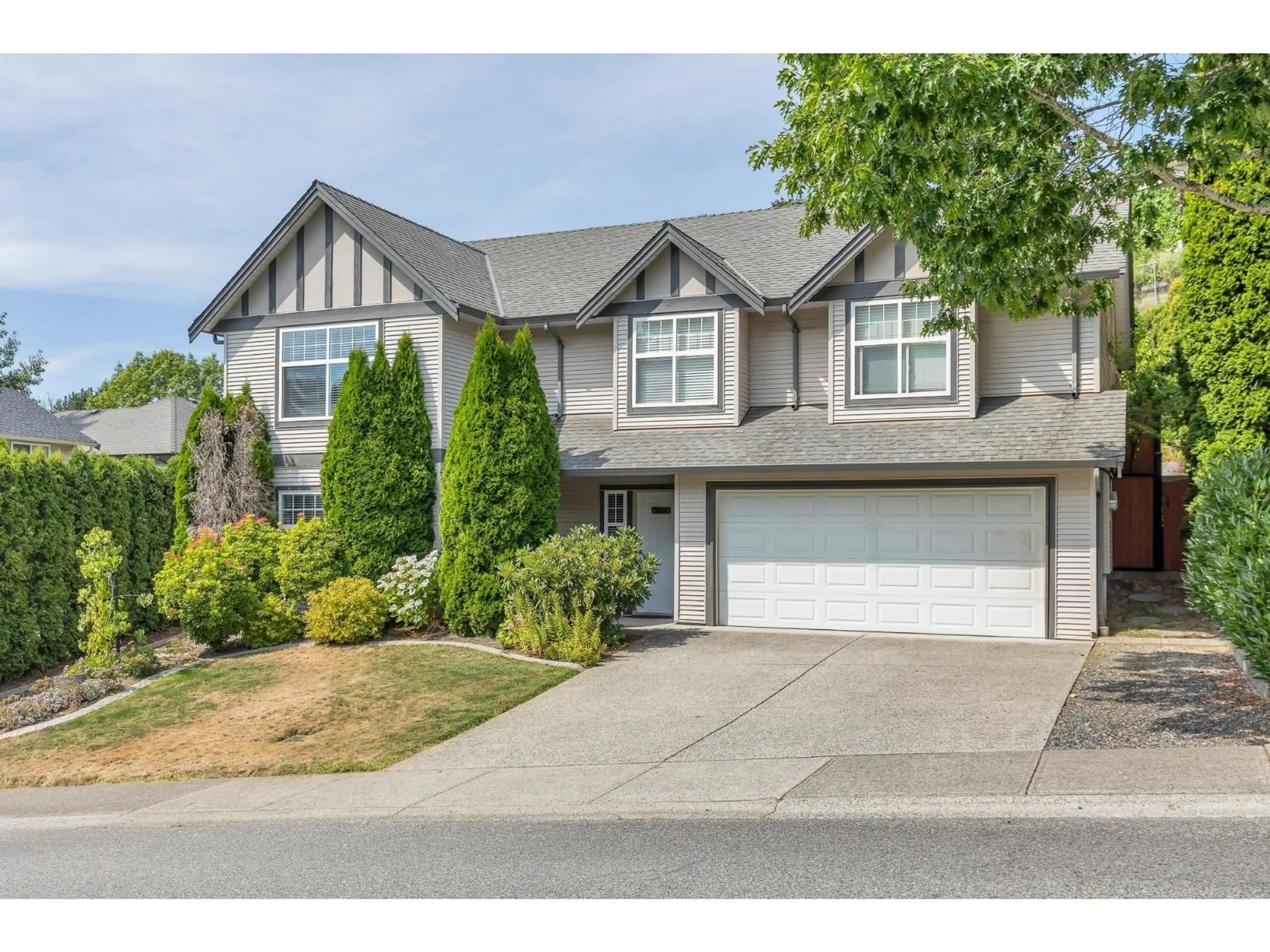 Home with vinyl exterior material, street for 35479 TWEEDSMUIR DRIVE, Abbotsford British Columbia V3G2X8