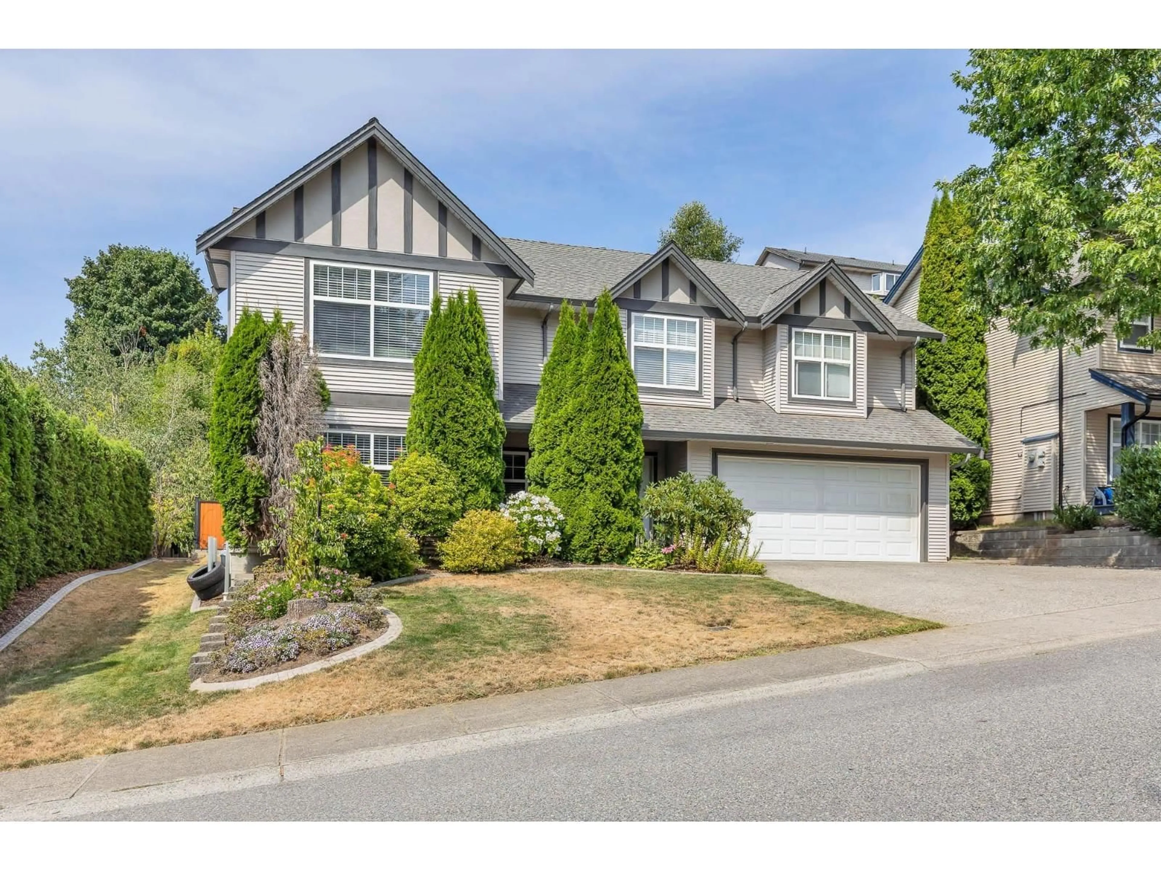 Home with vinyl exterior material, street for 35479 TWEEDSMUIR DRIVE, Abbotsford British Columbia V3G2X8