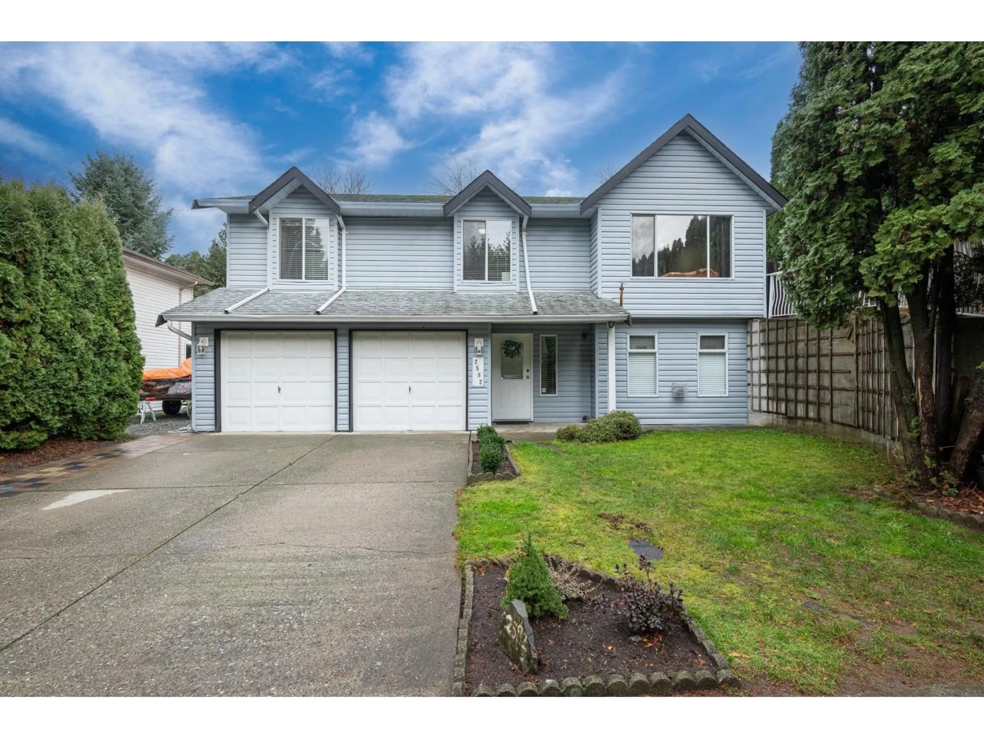 Home with vinyl exterior material, street for 2582 MITCHELL STREET, Abbotsford British Columbia V2T5G5
