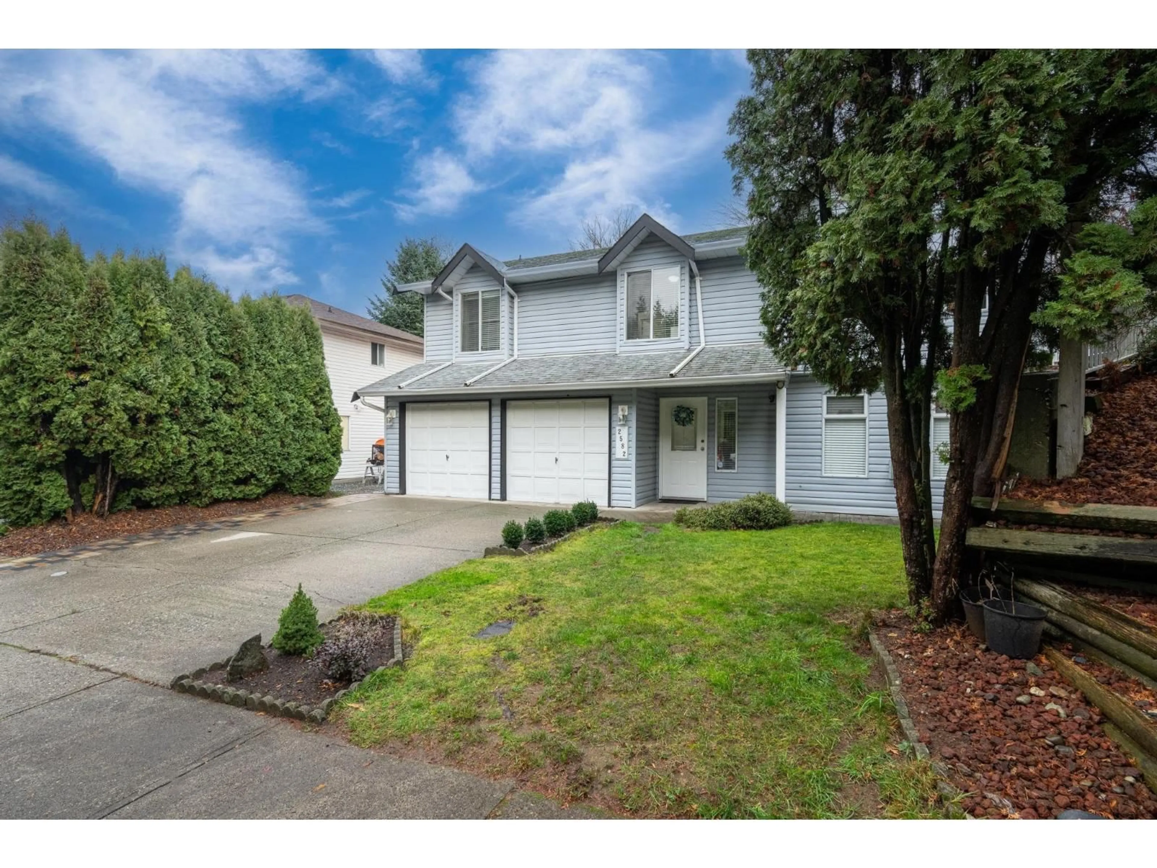 Home with vinyl exterior material, street for 2582 MITCHELL STREET, Abbotsford British Columbia V2T5G5