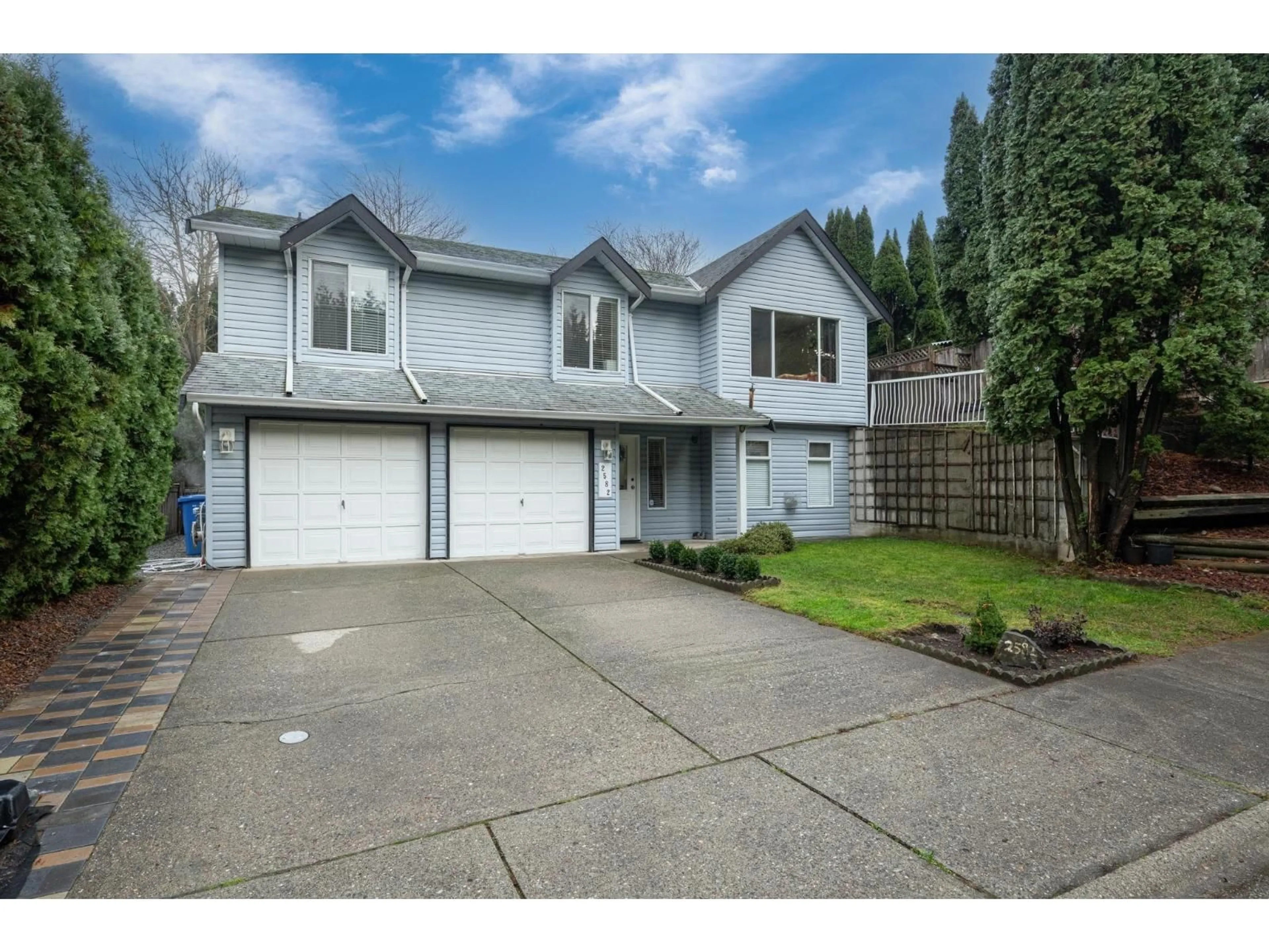 Home with vinyl exterior material, street for 2582 MITCHELL STREET, Abbotsford British Columbia V2T5G5