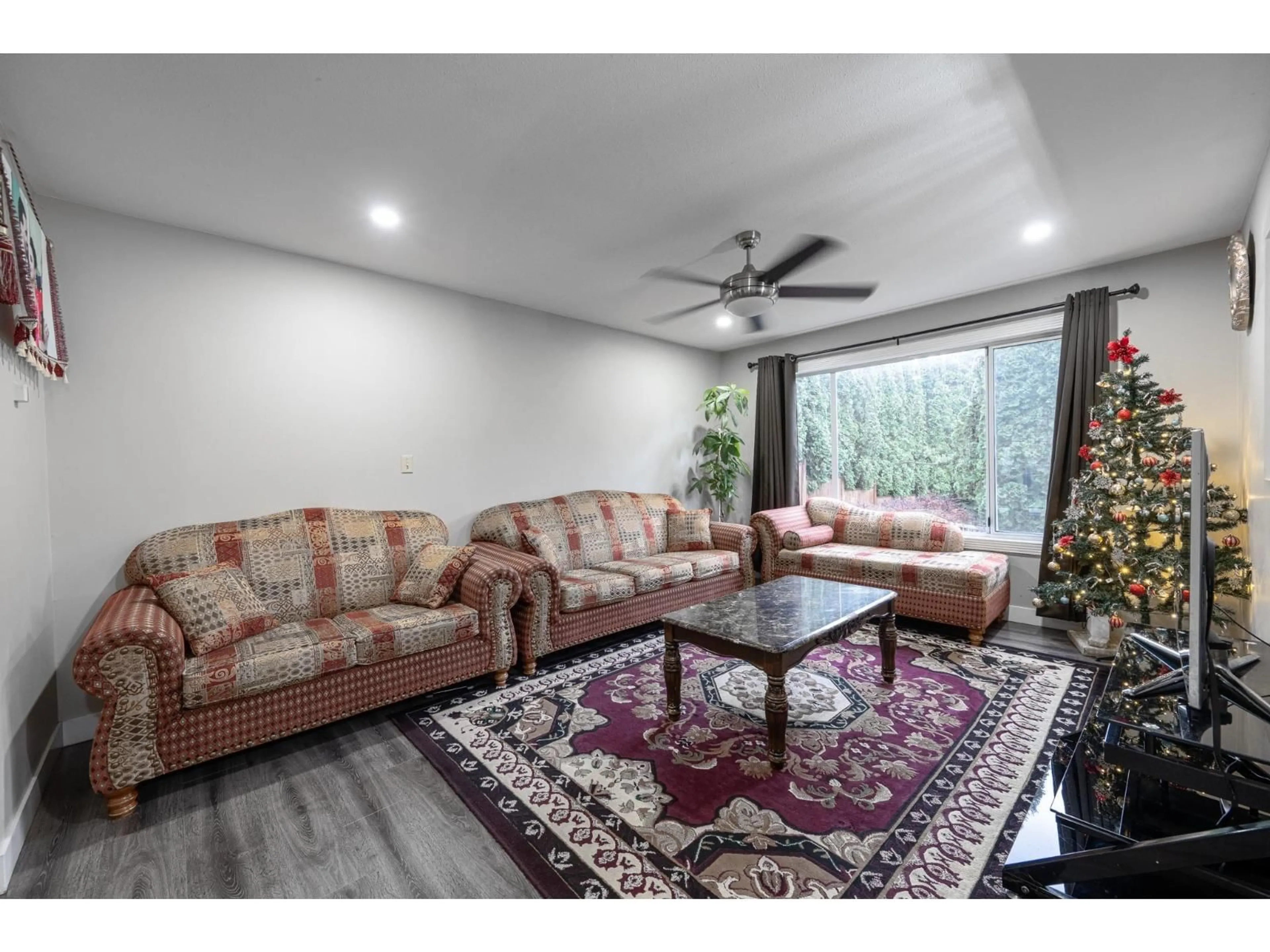 Living room with furniture, wood/laminate floor for 2582 MITCHELL STREET, Abbotsford British Columbia V2T5G5