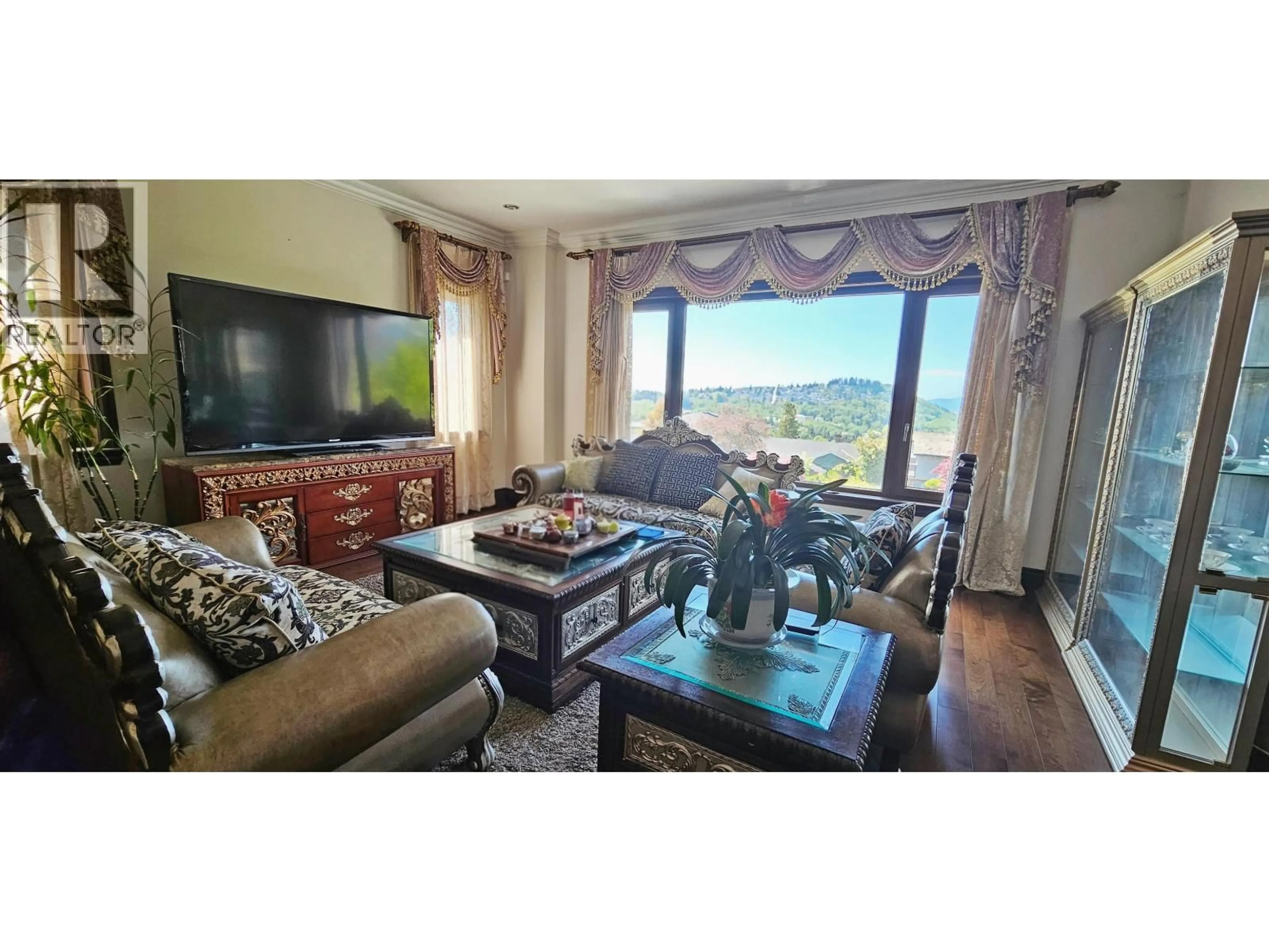 Living room with furniture, wood/laminate floor for 7282 RIDGE DRIVE, Burnaby British Columbia V5A1B5