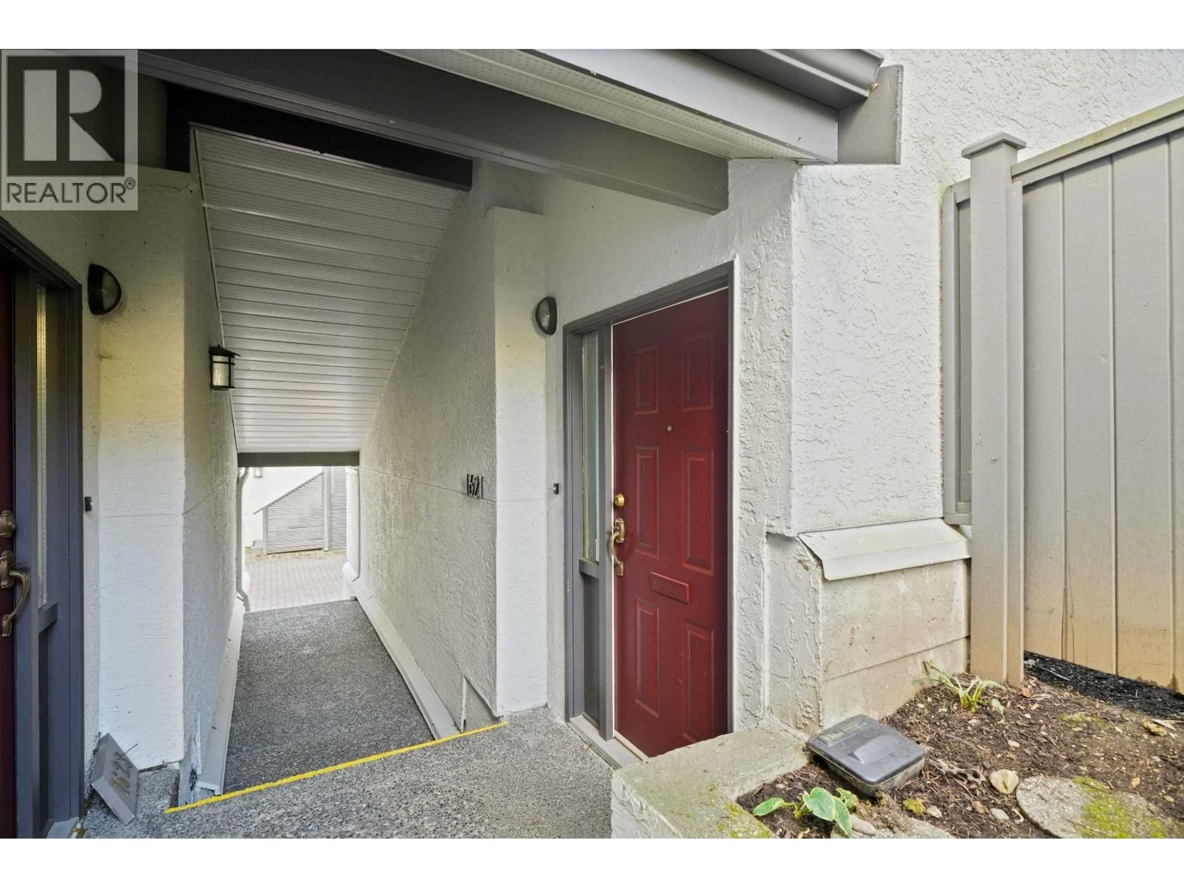 Indoor entryway for 1621 FELL AVENUE, North Vancouver British Columbia V7P2K5