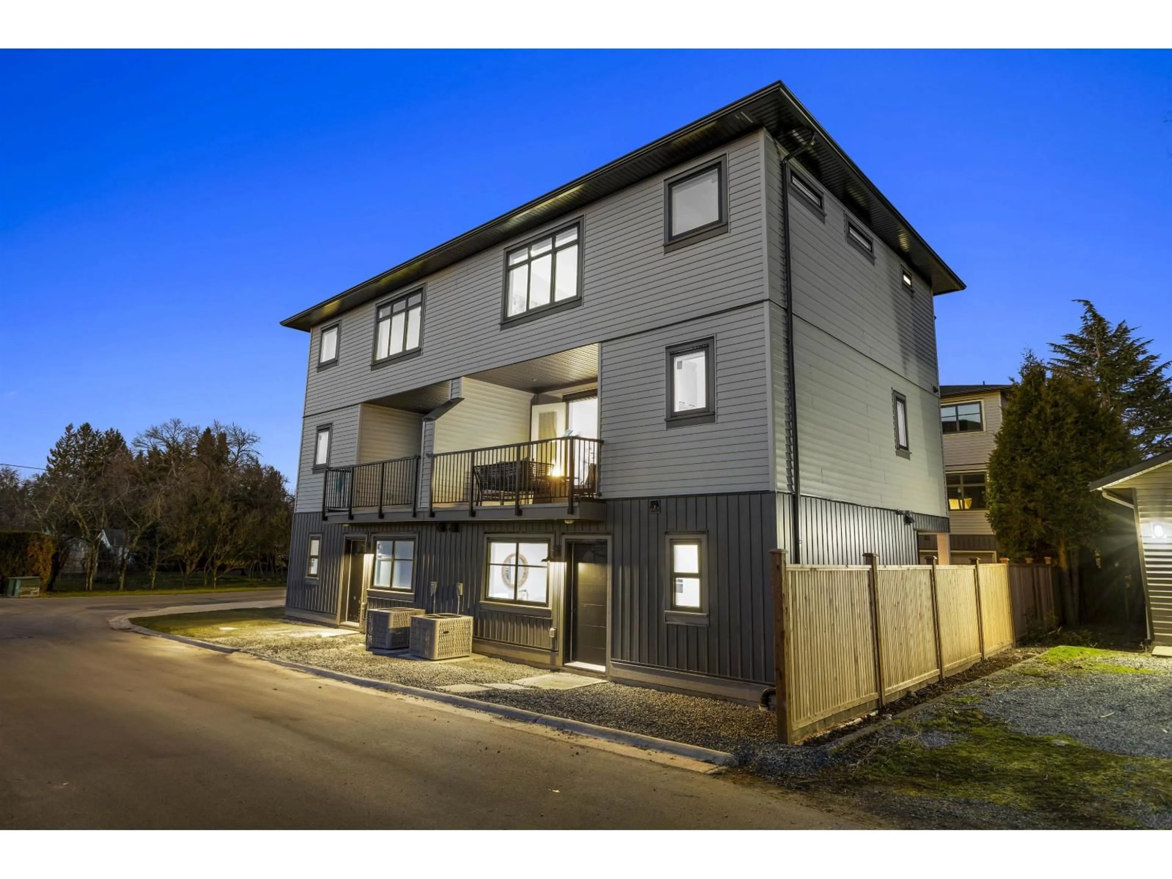 A pic from outside/outdoor area/front of a property/back of a property/a pic from drone, building for 1 - 33586 HUGGINS AVENUE, Abbotsford British Columbia V2S3R4