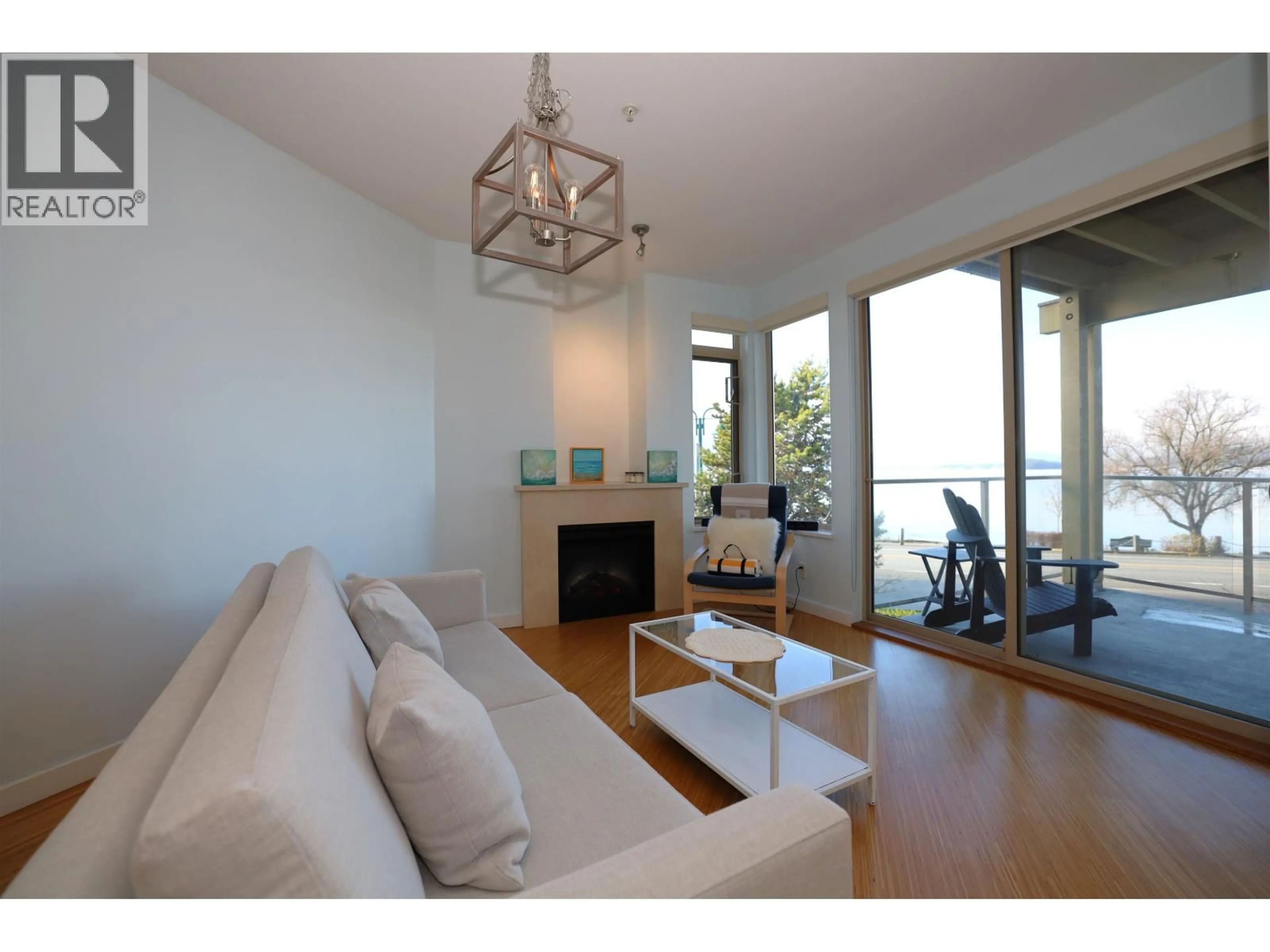 Living room with furniture, wood/laminate floor for 226 - 5160 DAVIS BAY ROAD, Sechelt British Columbia V7Z0H3