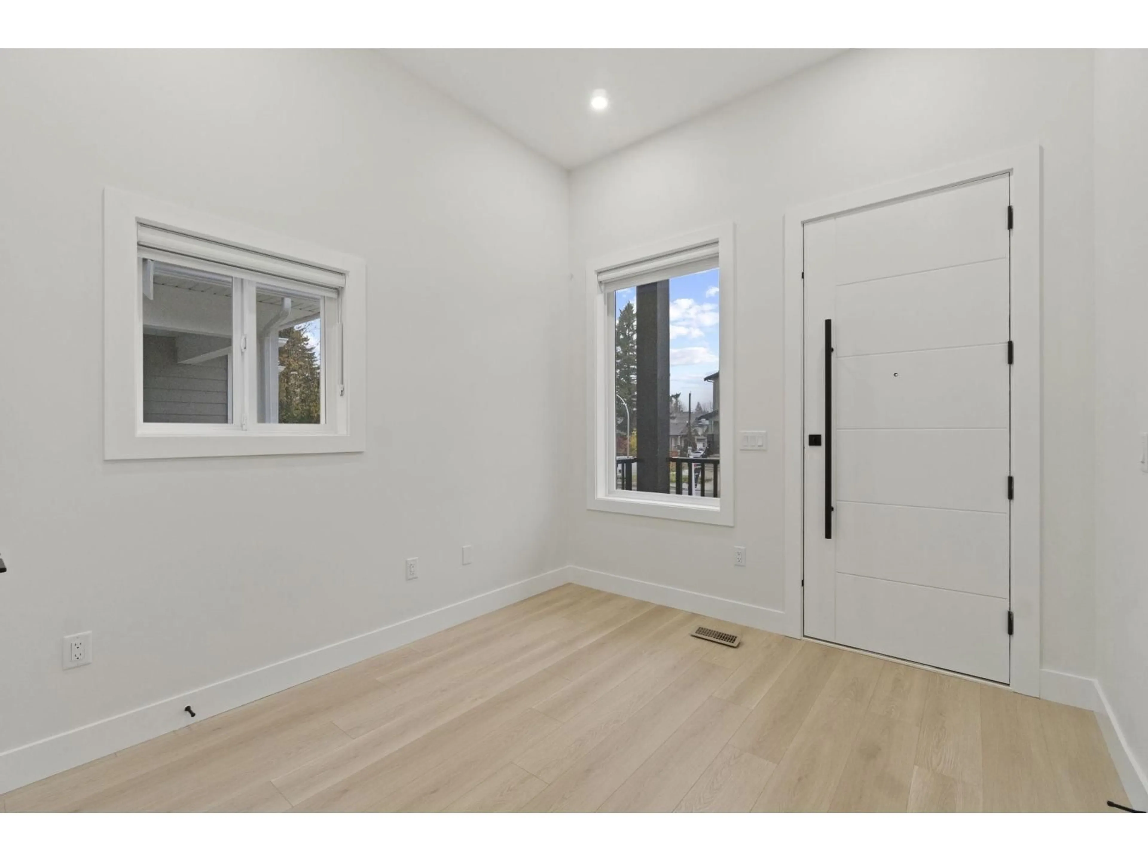 Indoor entryway for 32520 HIGGINBOTTOM COURT, Mission British Columbia V2V2T7