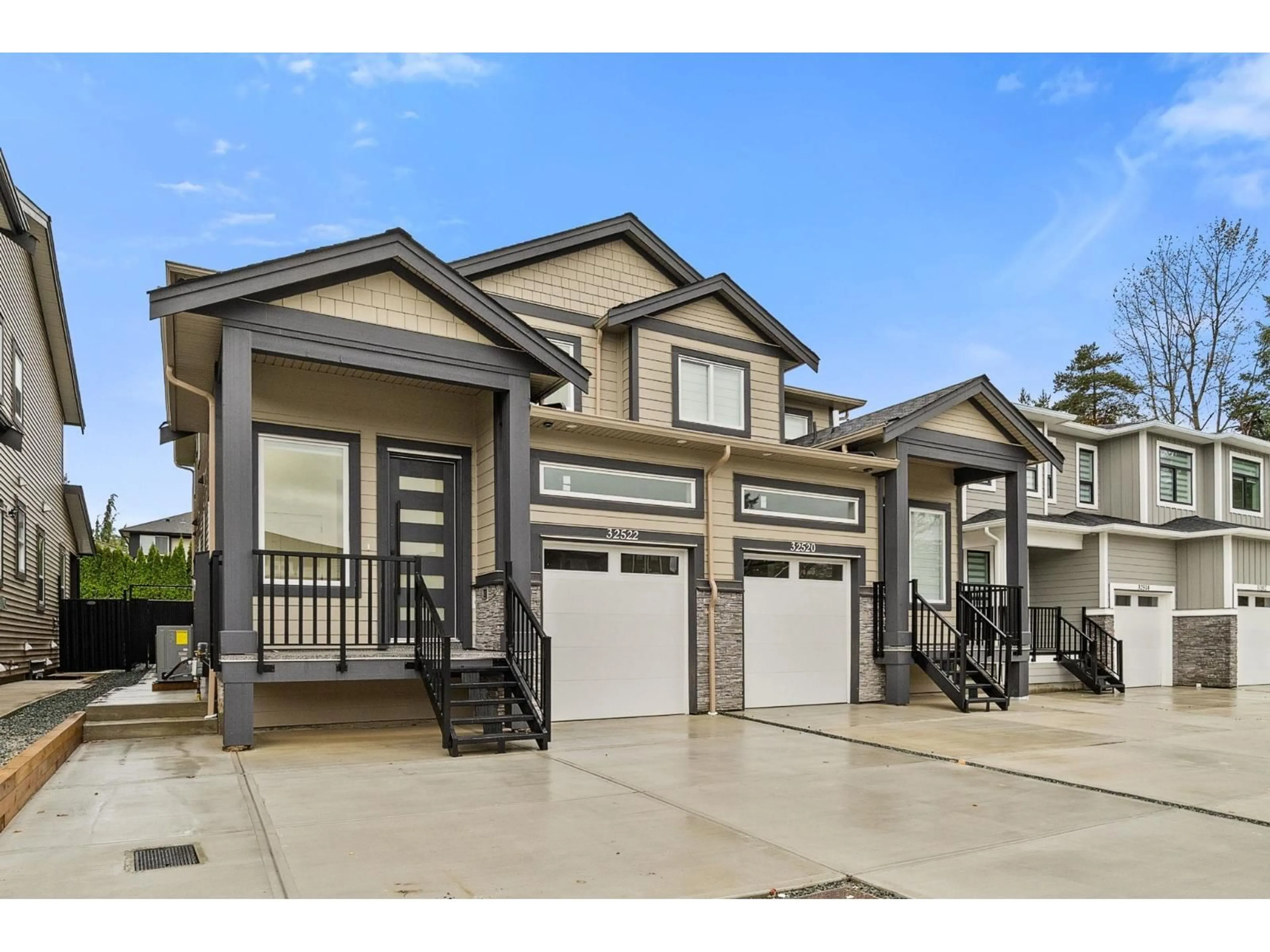 Home with vinyl exterior material, street for 32522 HIGGINBOTTOM COURT, Mission British Columbia V2V2T7