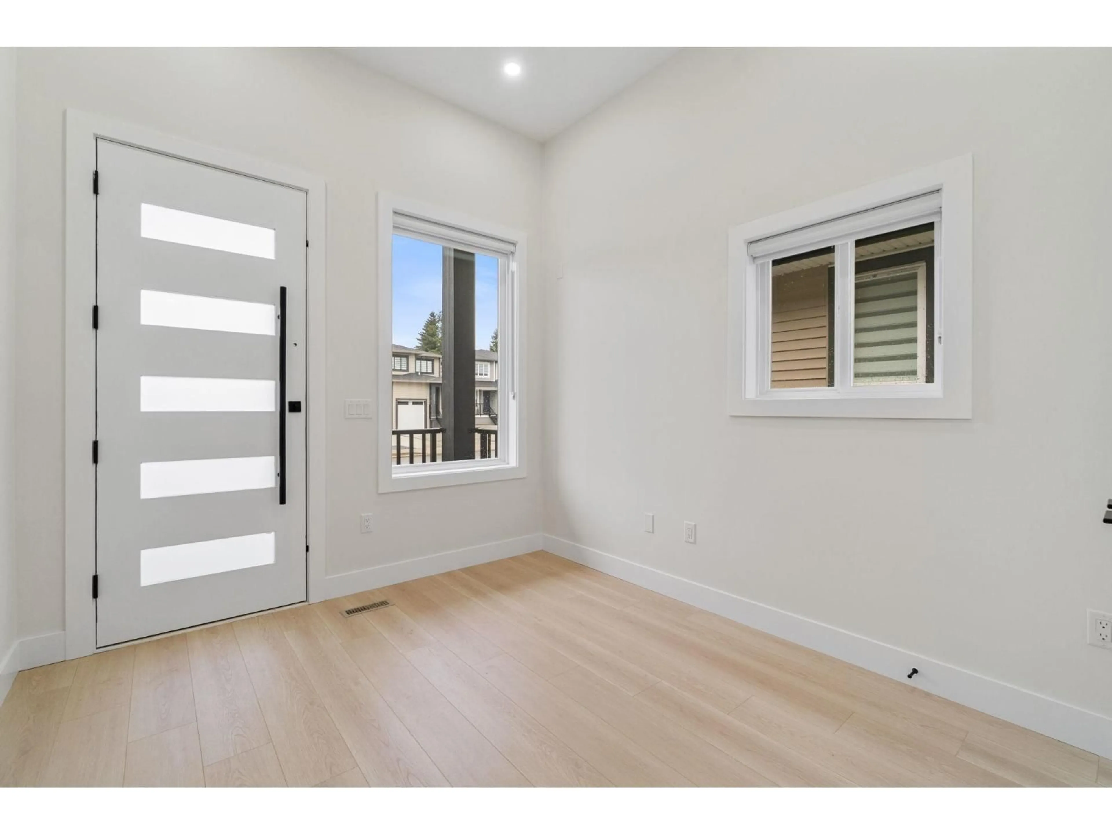 Indoor entryway for 32522 HIGGINBOTTOM COURT, Mission British Columbia V2V2T7