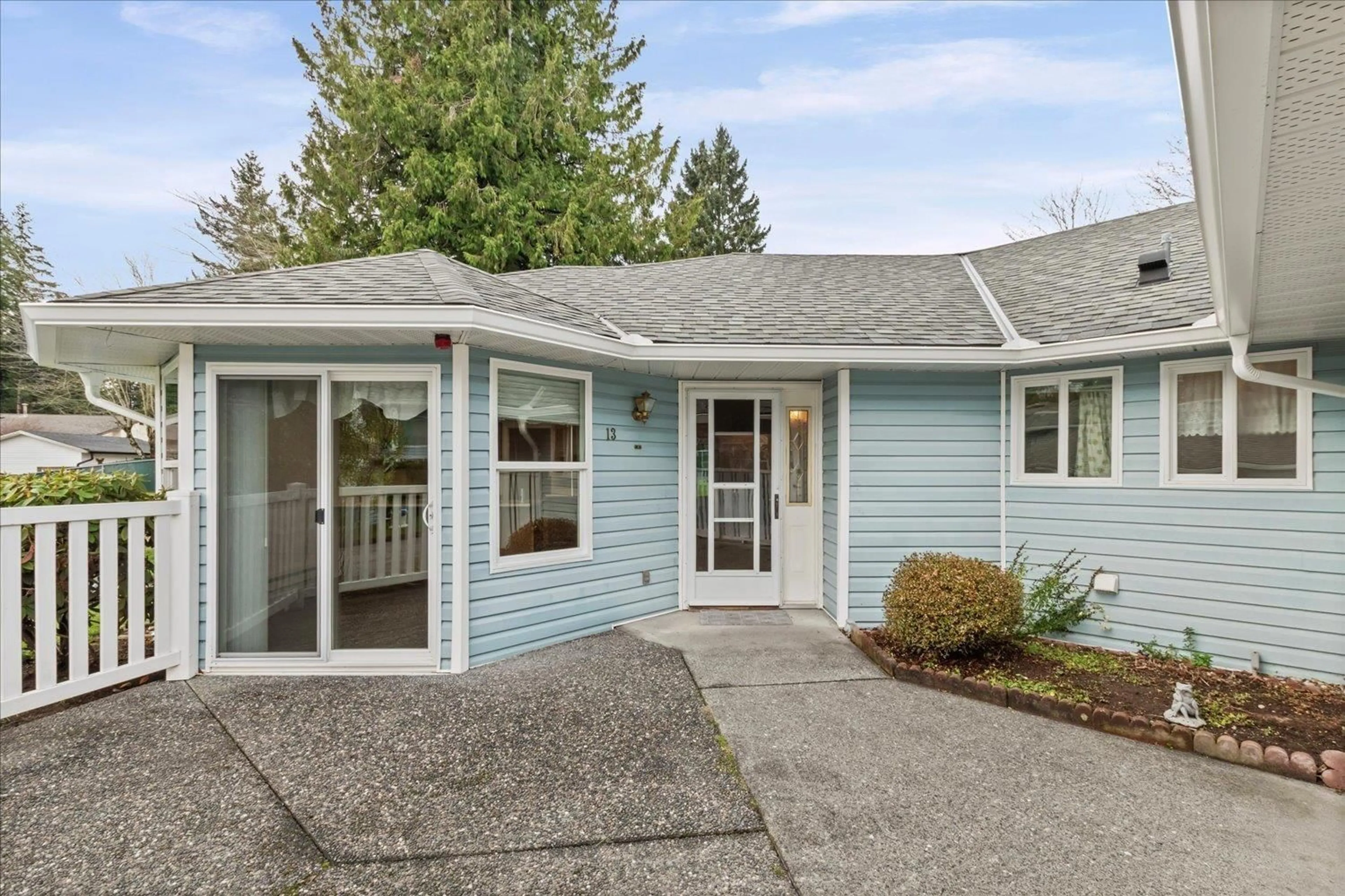 Home with vinyl exterior material, street for 13 - 3292 VERNON TERRACE, Abbotsford British Columbia V2S6W7