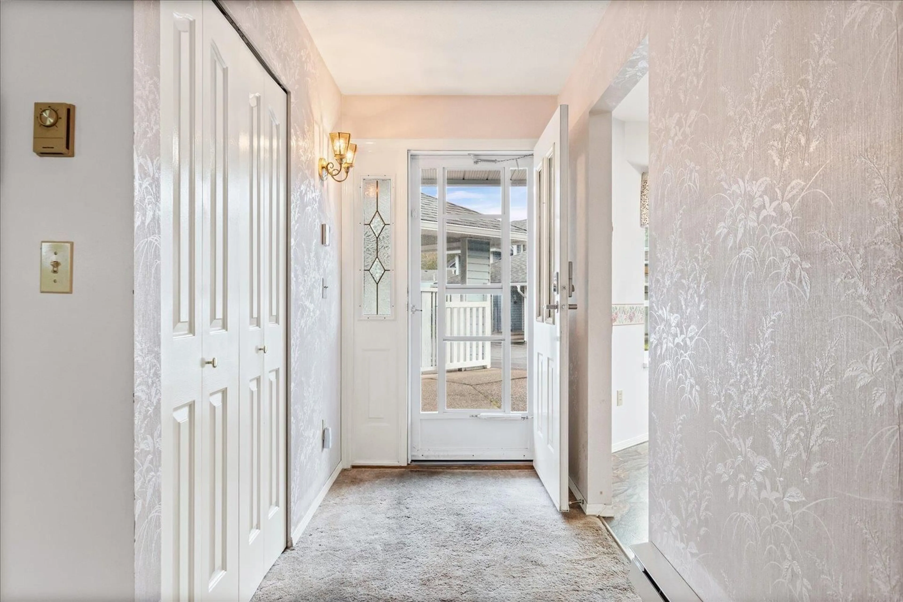 Indoor entryway for 13 - 3292 VERNON TERRACE, Abbotsford British Columbia V2S6W7