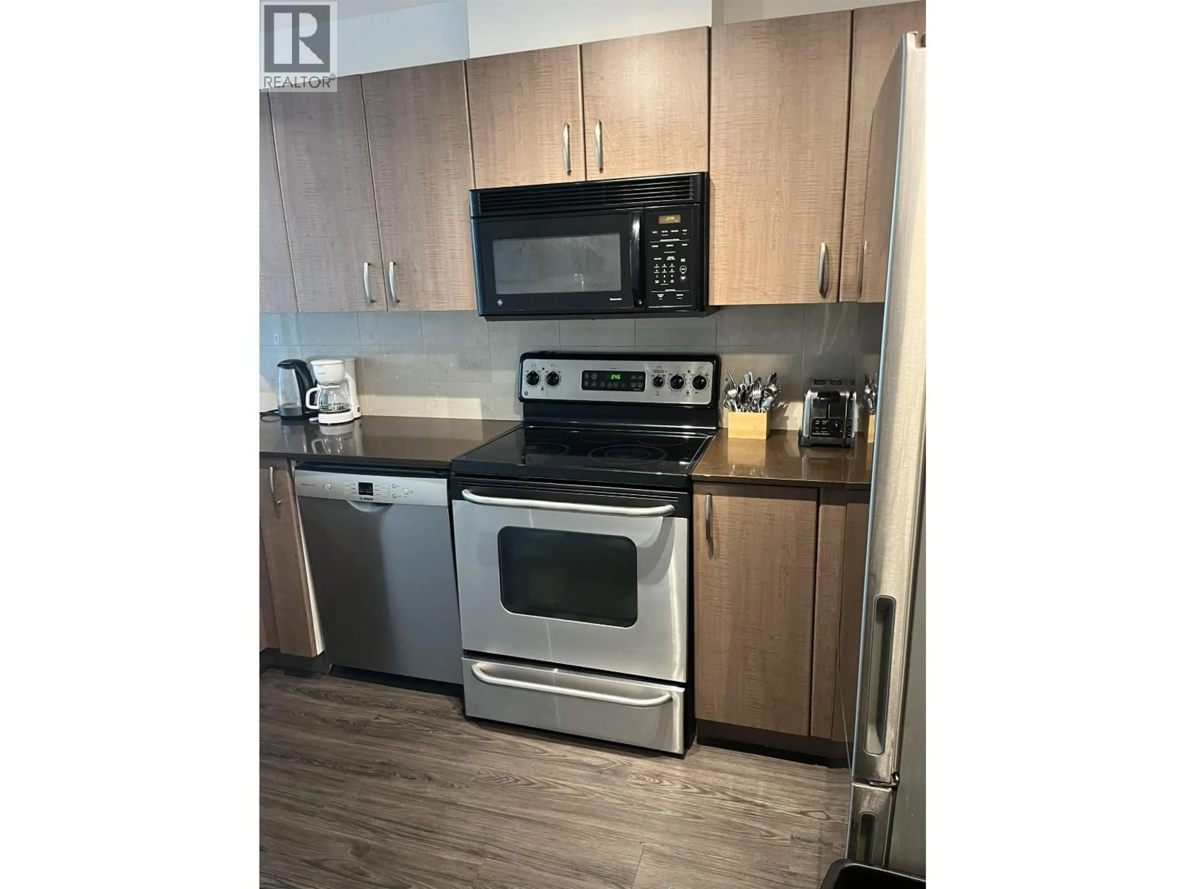 Standard kitchen, wood/laminate floor for 1508 - 610 GRANVILLE STREET, Vancouver British Columbia V6C3T3