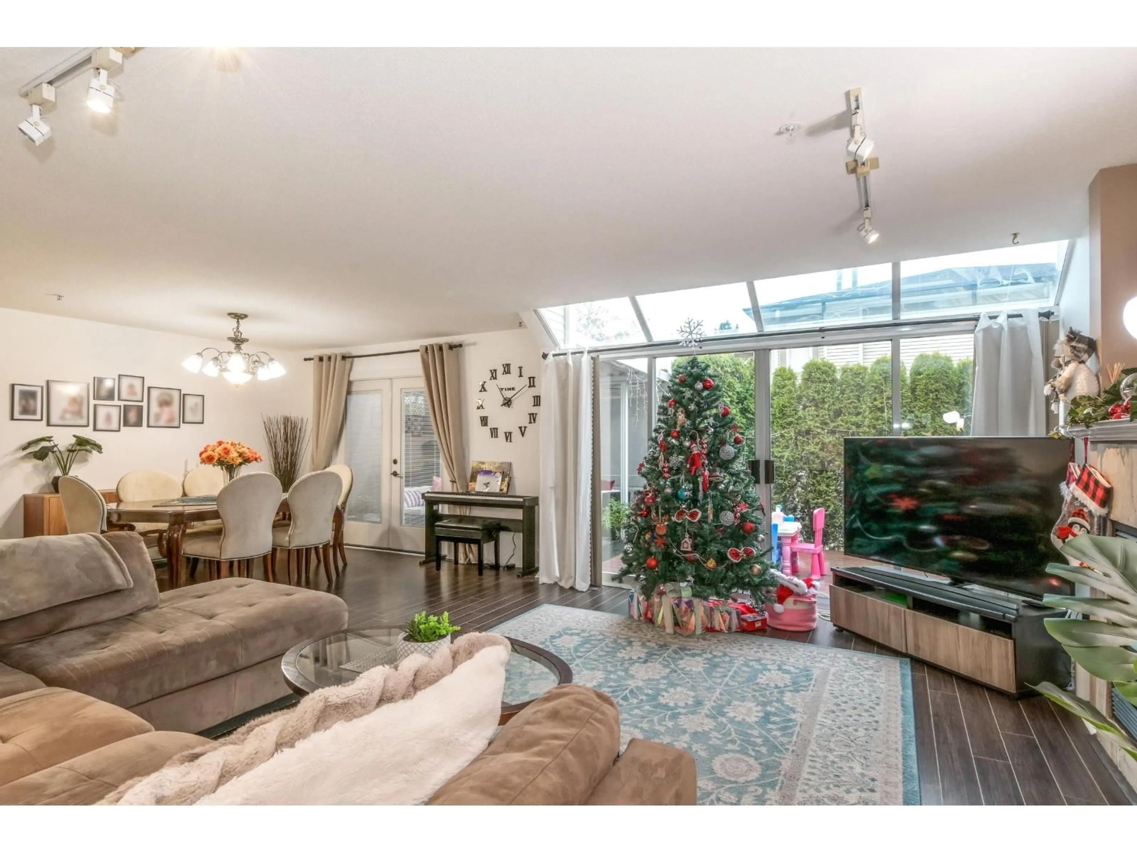 Living room with furniture, unknown for 22 - 20881 87 AVENUE, Langley British Columbia V1M3X1