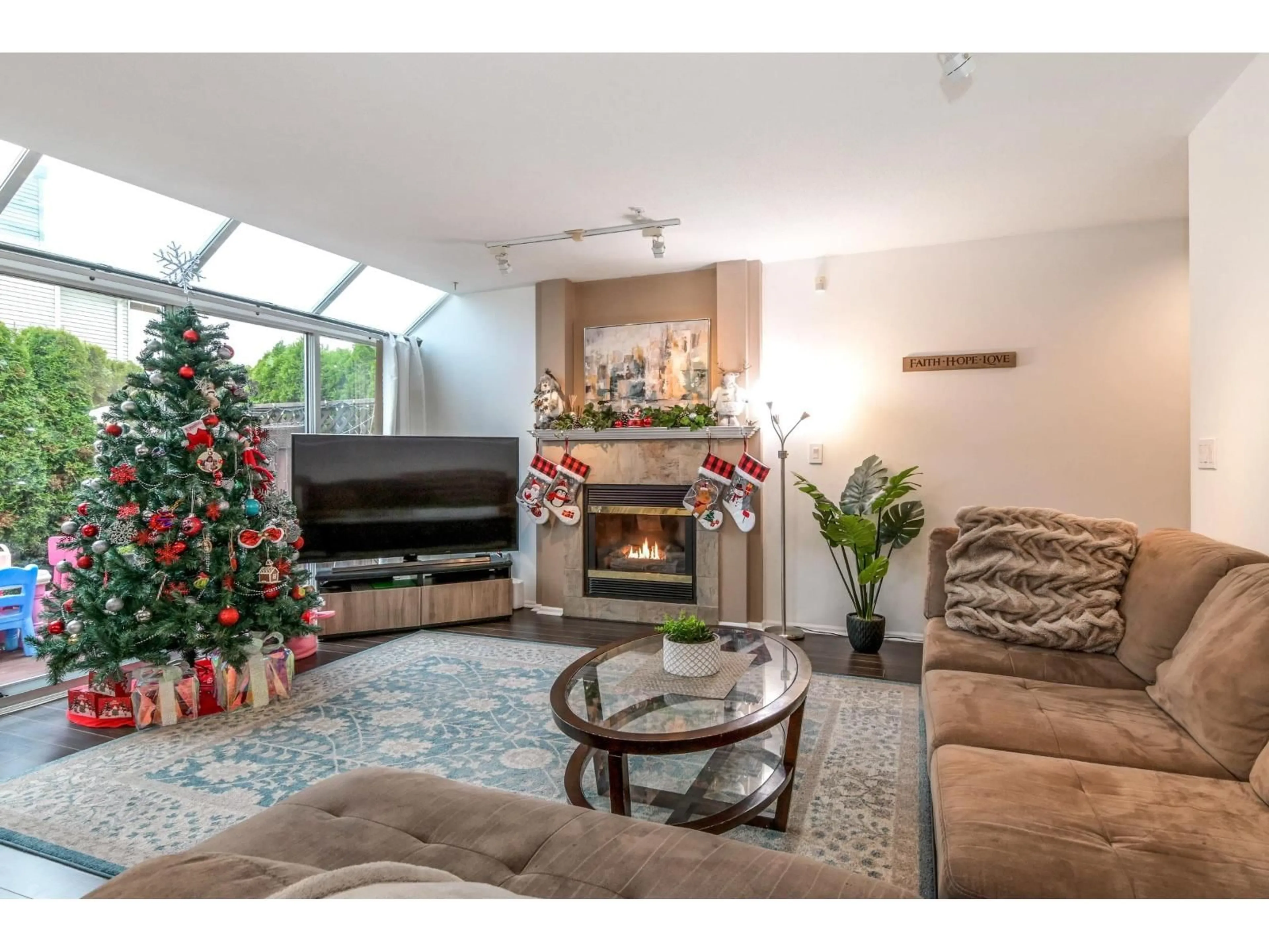 Living room with furniture, unknown for 22 - 20881 87 AVENUE, Langley British Columbia V1M3X1