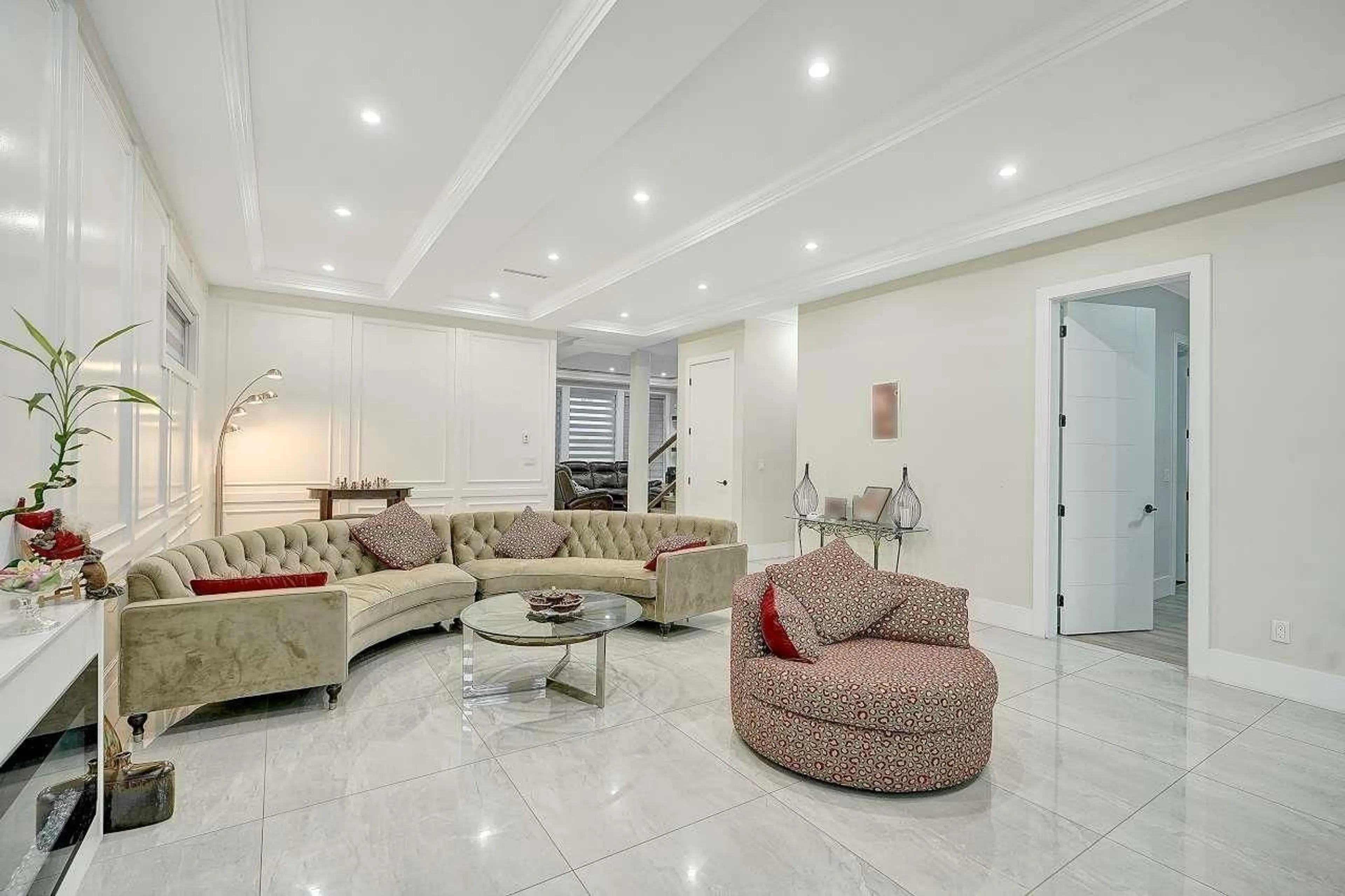 Lobby for 12420 80 AVENUE, Surrey British Columbia V3W3A5