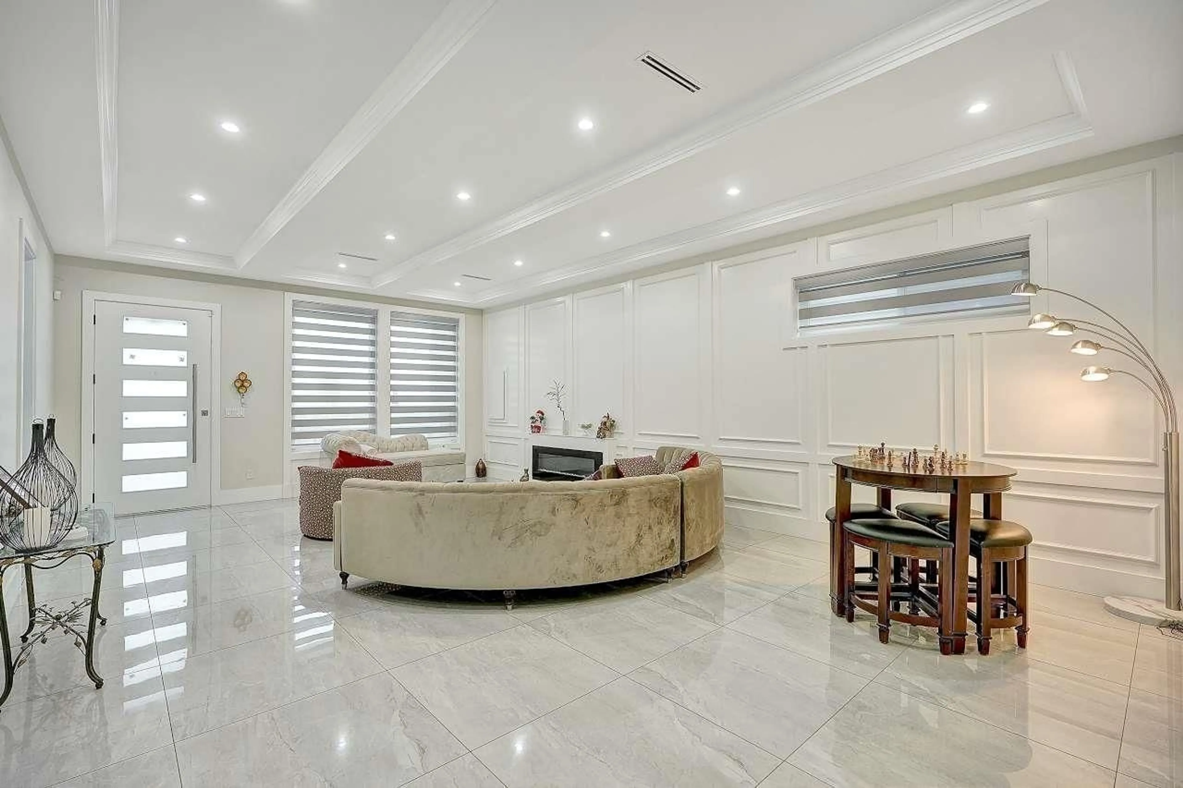 Lobby for 12420 80 AVENUE, Surrey British Columbia V3W3A5