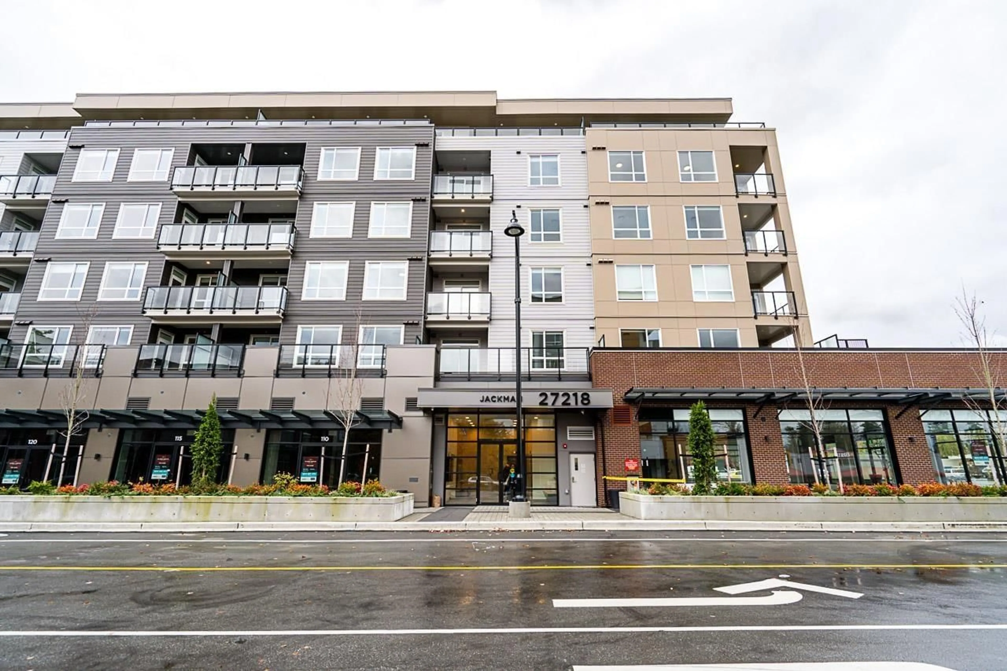 Patio, building for 516 - 27218 ALDERGROVE TOWN CENTER DRIVE, Langley British Columbia V4W0E4