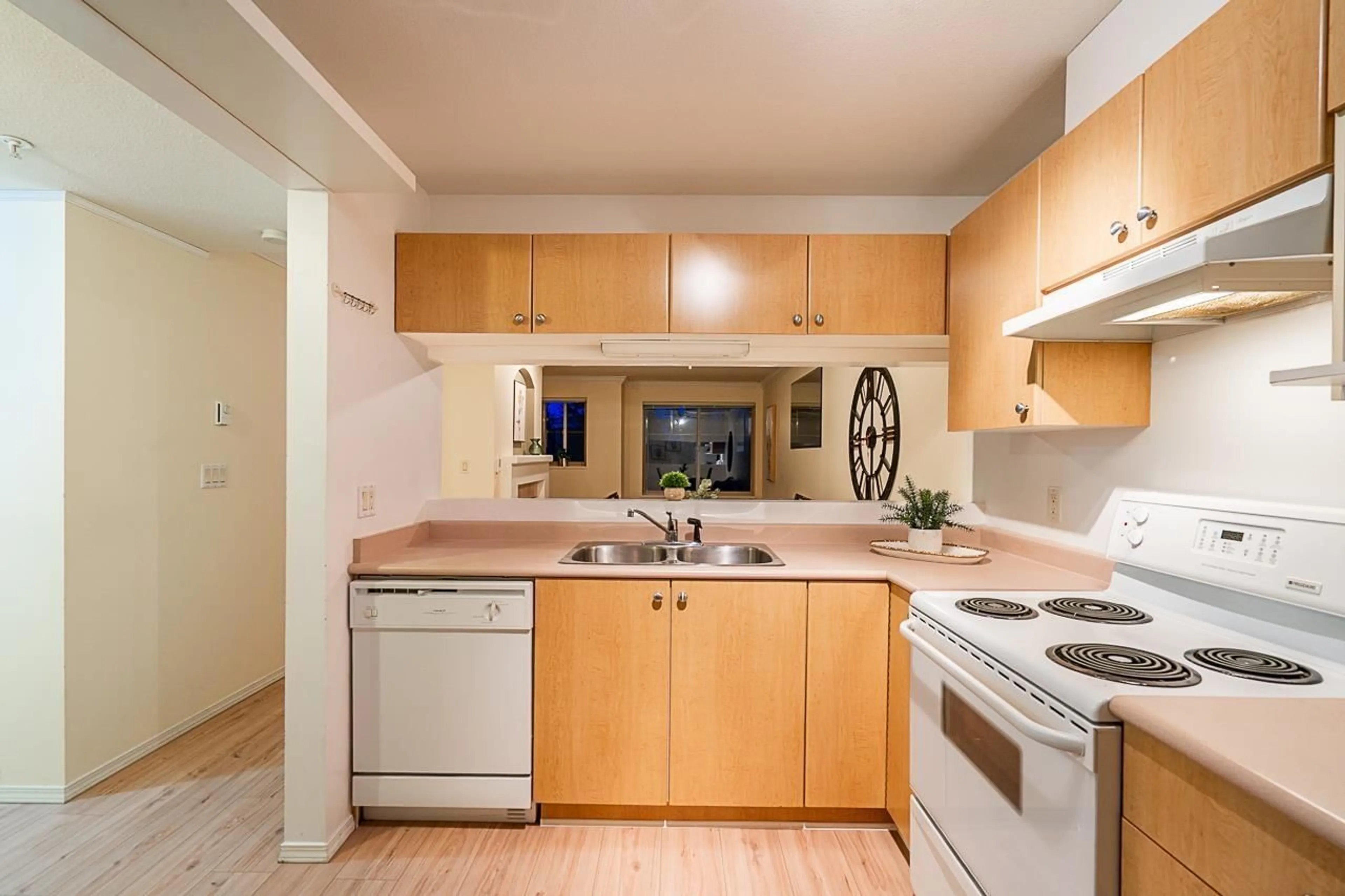 Standard kitchen, unknown for 327 - 27358 32 AVENUE, Langley British Columbia V4W3M5