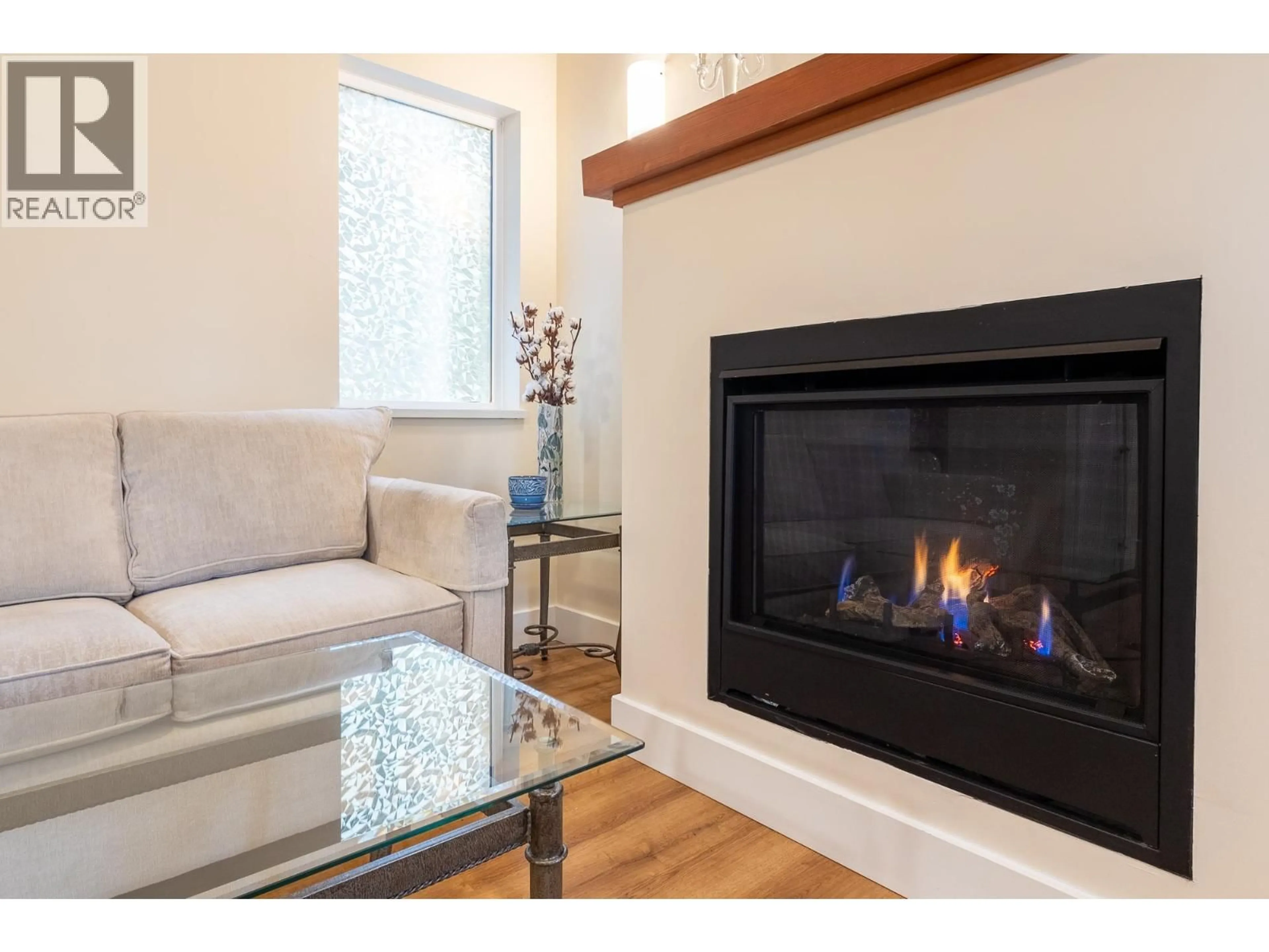 Living room with furniture, wood/laminate floor for 914 GOWER POINT ROAD, Gibsons British Columbia V0N1V3