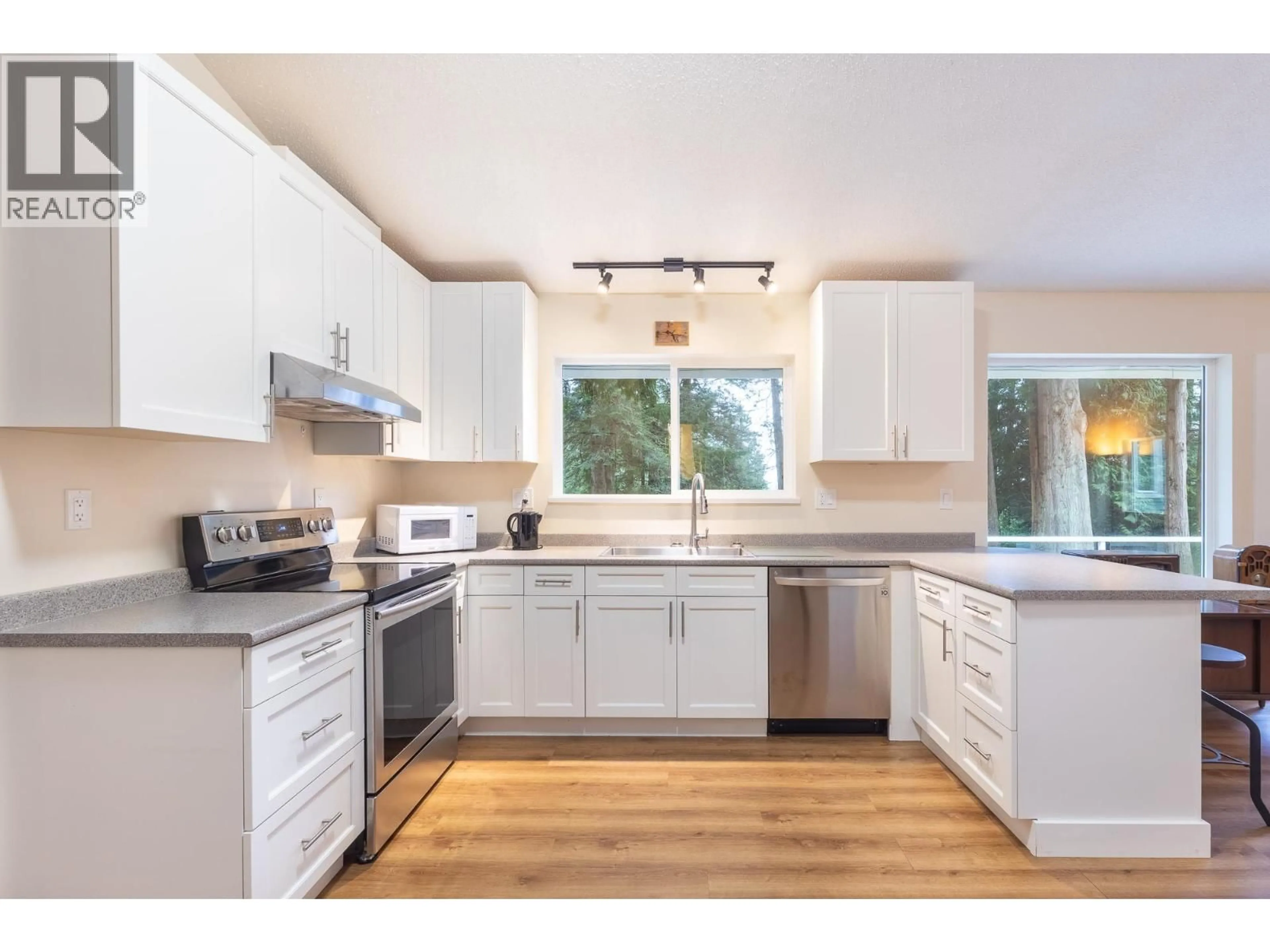 Standard kitchen, wood/laminate floor for 914 GOWER POINT ROAD, Gibsons British Columbia V0N1V3