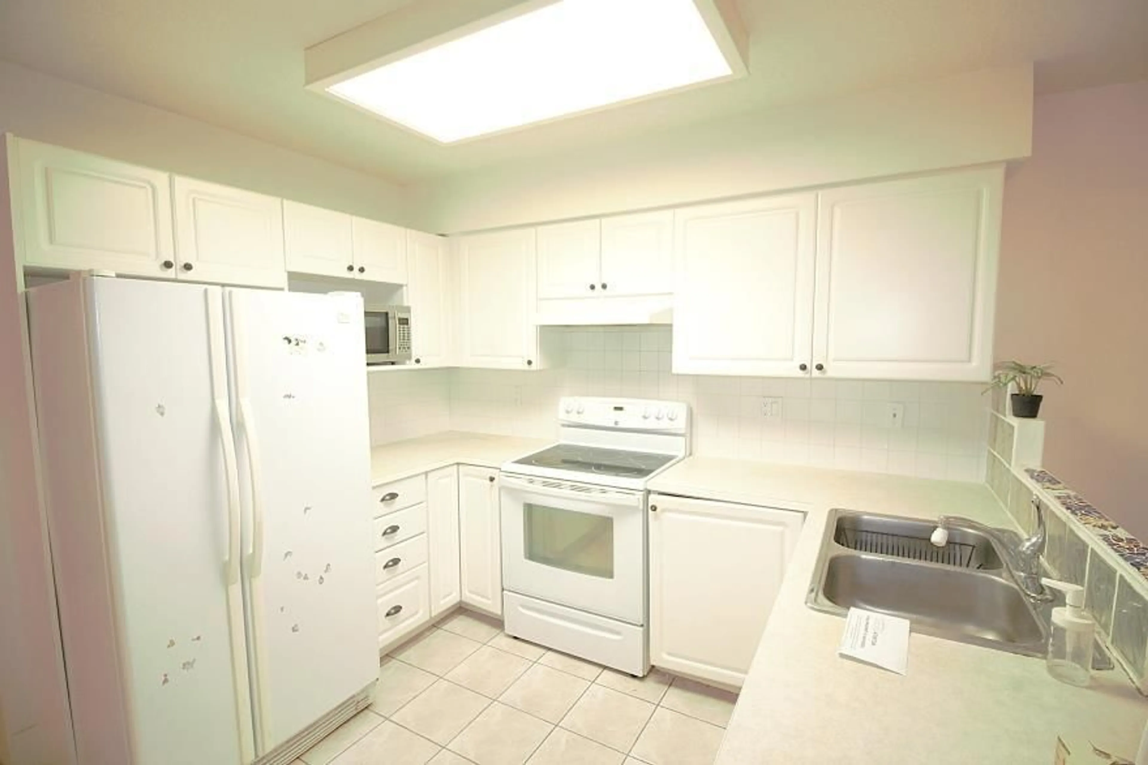 Standard kitchen, unknown for 63 - 16318 82 AVENUE, Surrey British Columbia V4N0N9