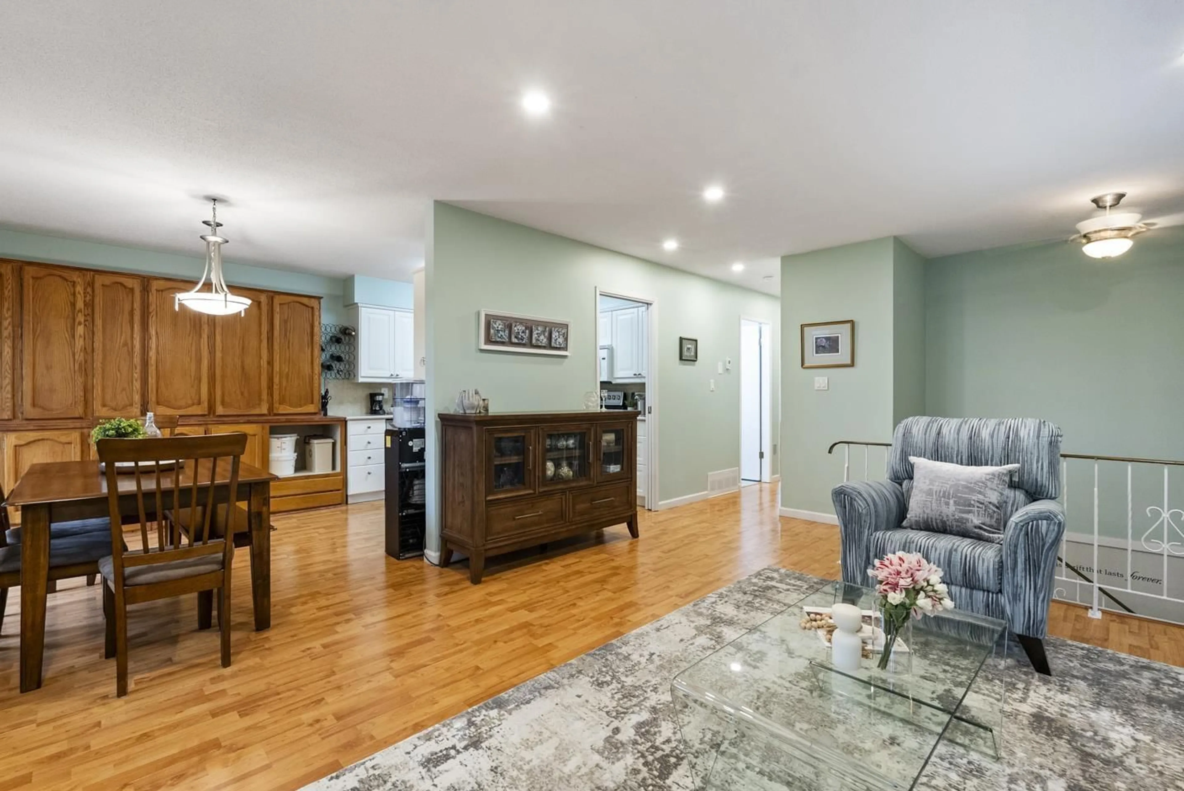 Living room with furniture, wood/laminate floor for 4 - 32925 GEORGE FERGUSON WAY, Abbotsford British Columbia V2S6Z9