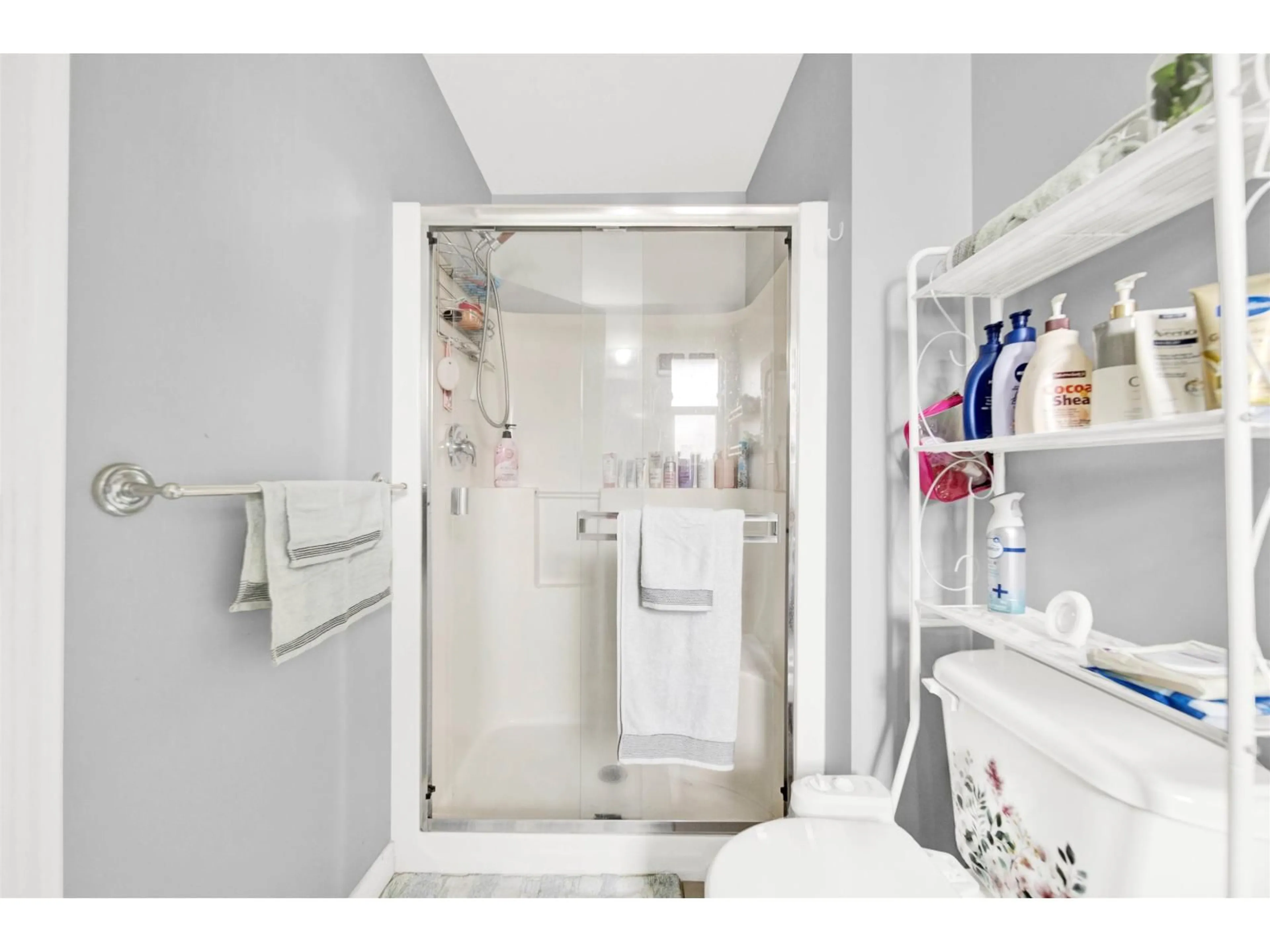 Standard bathroom, ceramic/tile floor for 65 - 5556 PEACH ROAD, Chilliwack British Columbia V2R5X4