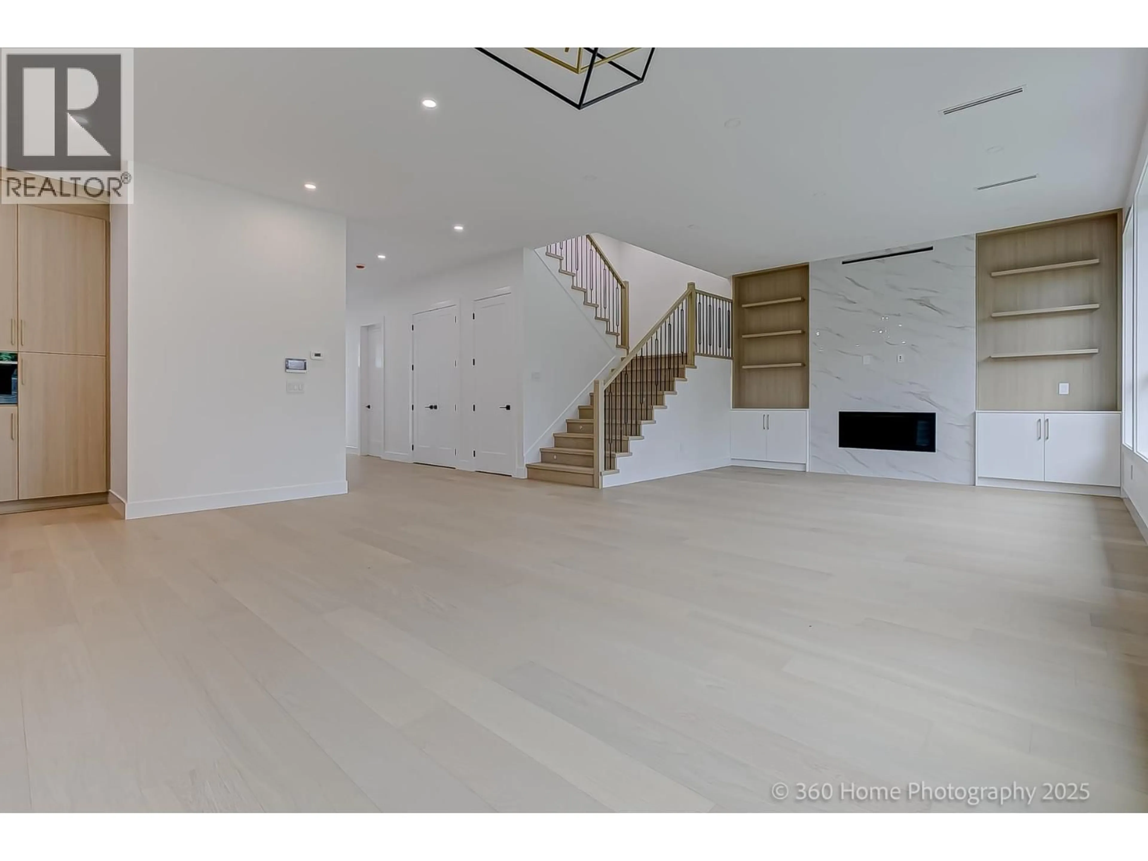 Indoor foyer for 3252 ALLAN ROAD, North Vancouver British Columbia V7J3C5