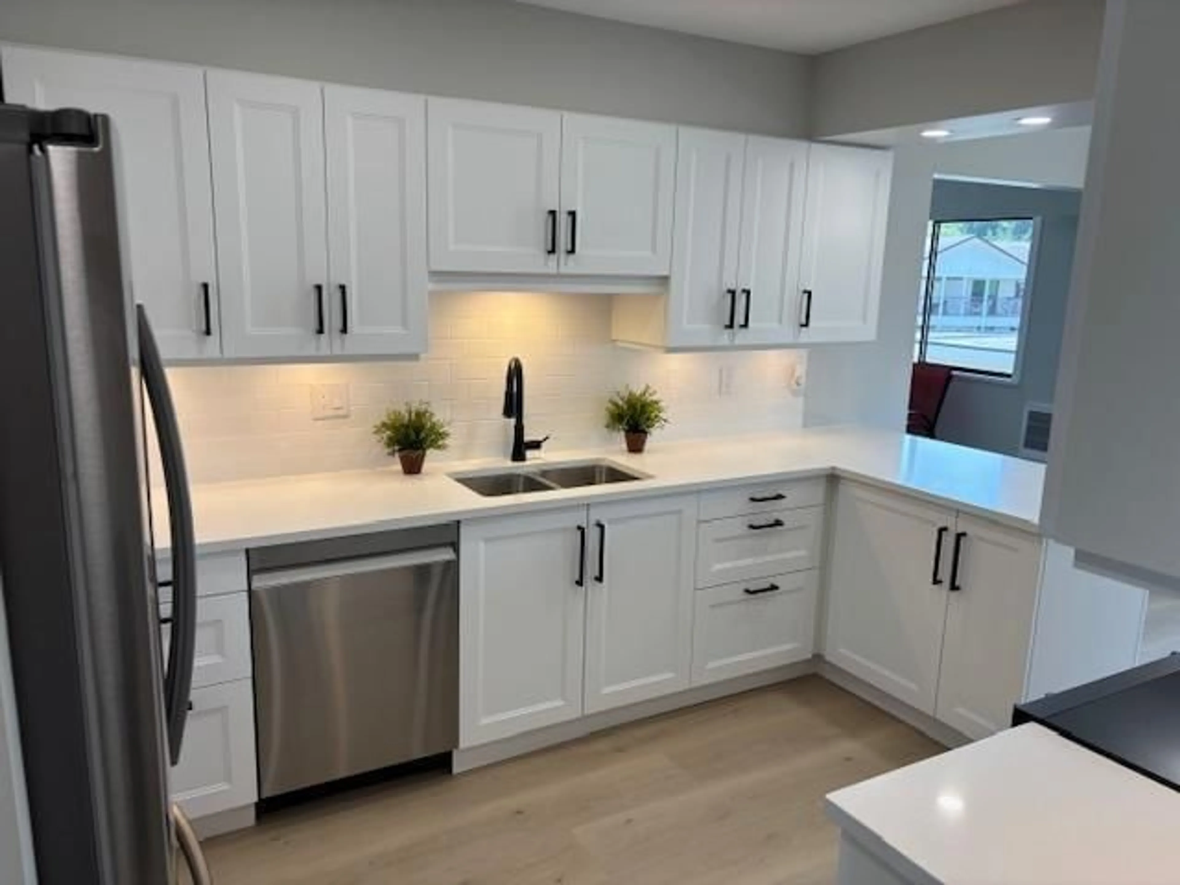Contemporary kitchen, ceramic/tile floor for 40 - 32959 GEORGE FERGUSON WAY, Abbotsford British Columbia V2S7W9