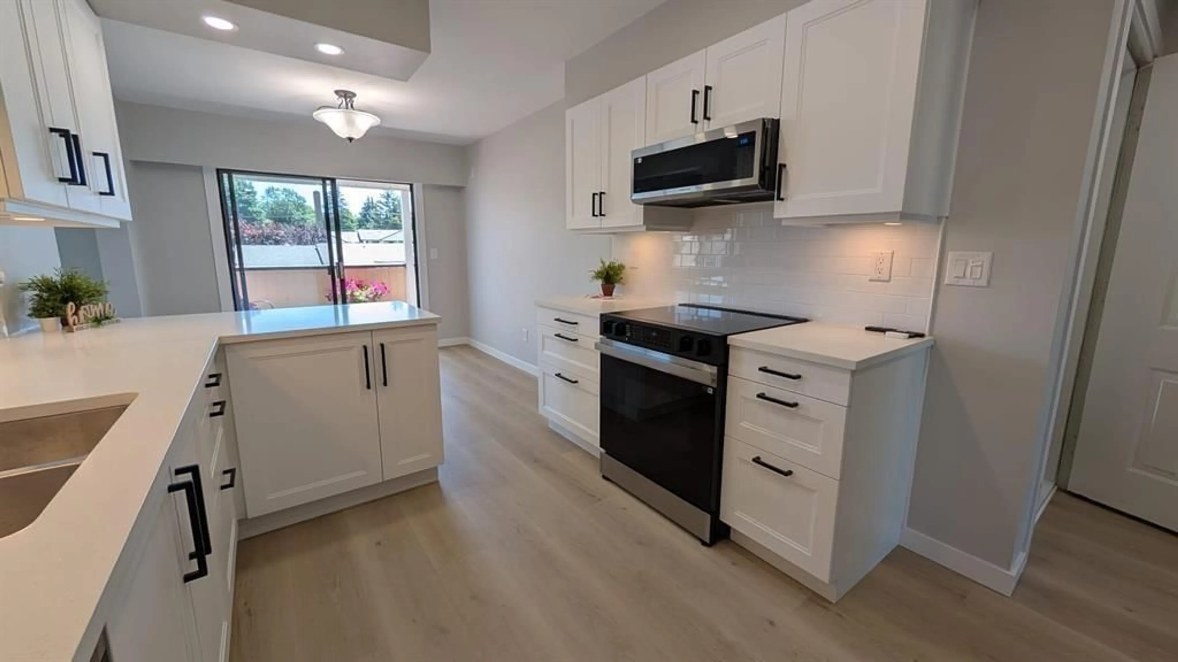 Open concept kitchen, wood/laminate floor for 40 - 32959 GEORGE FERGUSON WAY, Abbotsford British Columbia V2S7W9