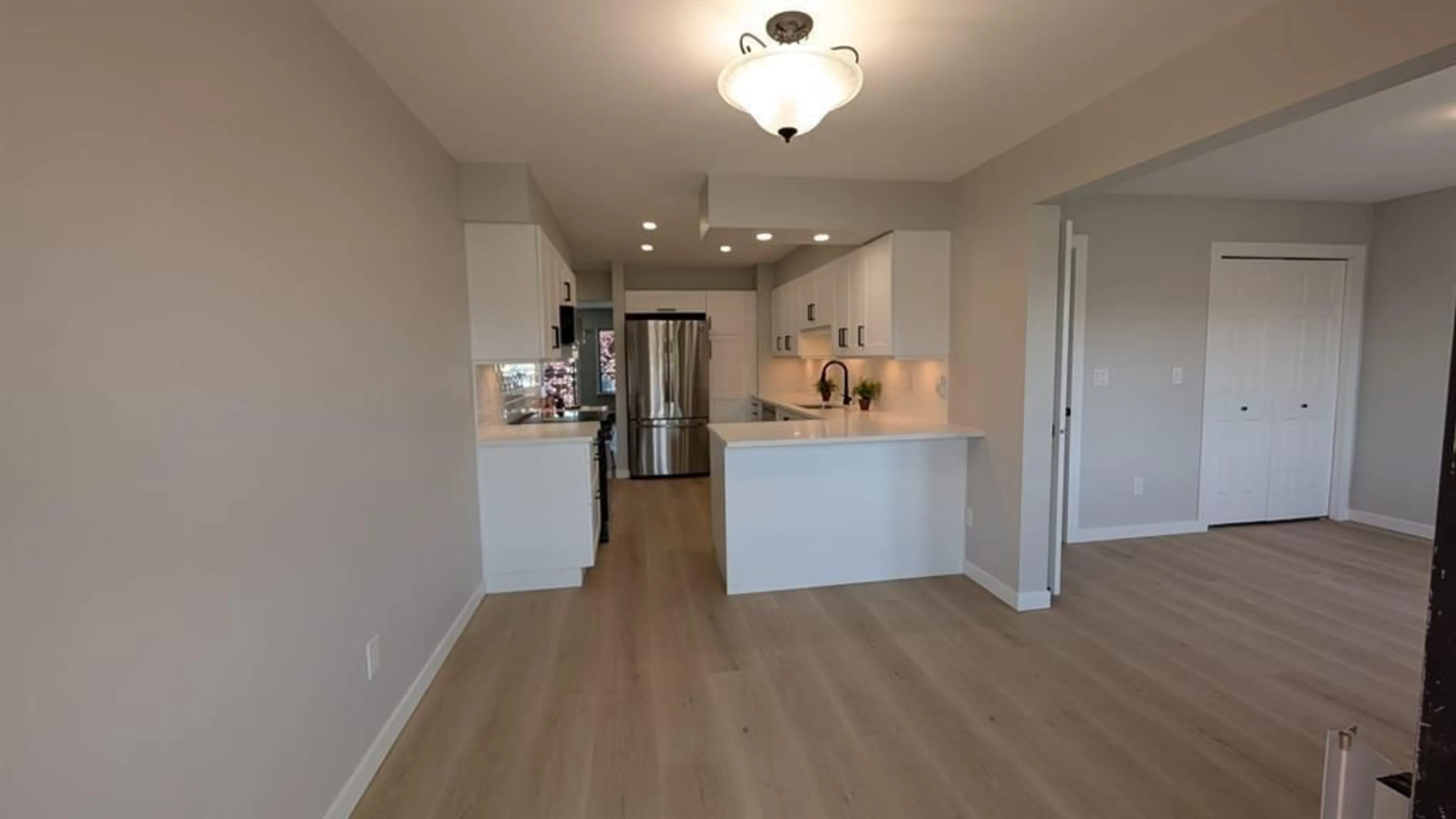 Open concept kitchen, wood/laminate floor for 40 - 32959 GEORGE FERGUSON WAY, Abbotsford British Columbia V2S7W9