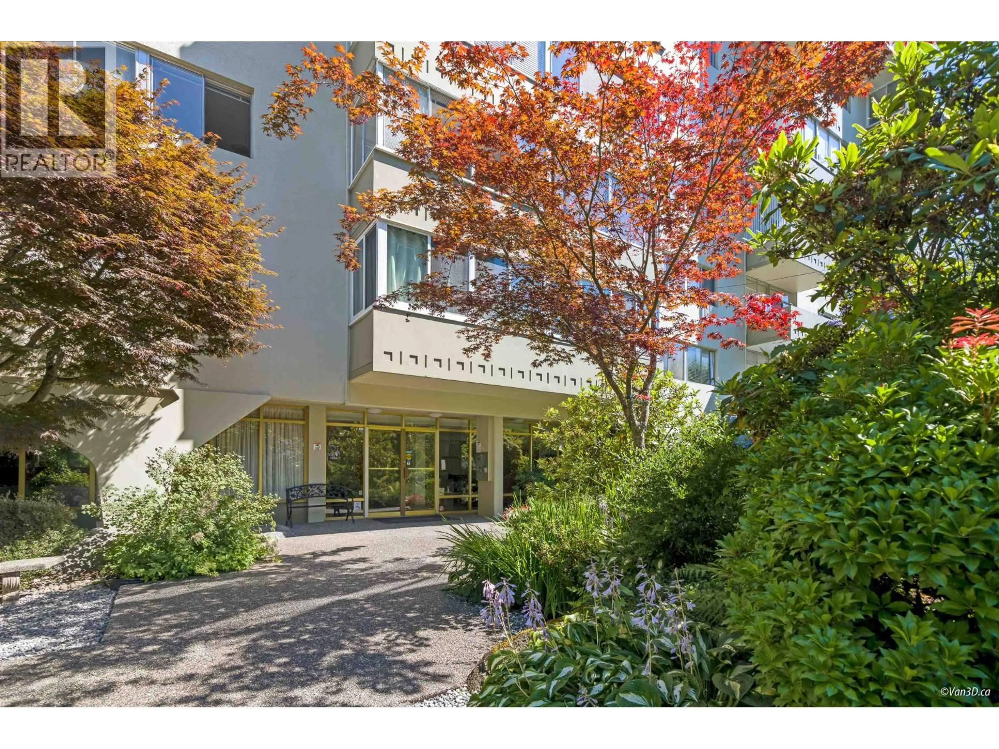 Indoor foyer for 308 - 1425 ESQUIMALT AVENUE, West Vancouver British Columbia V7T1L1