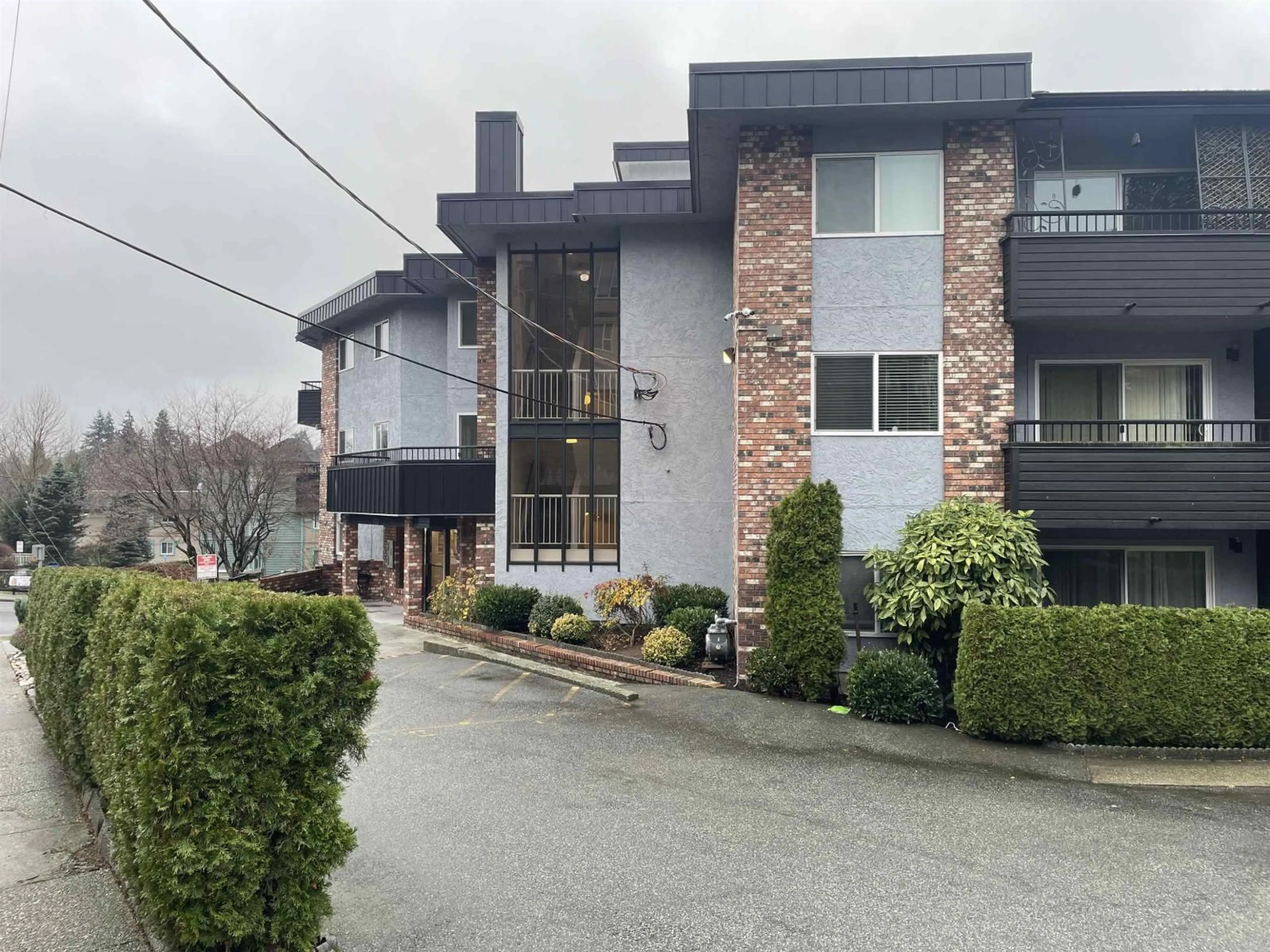 A pic from outside/outdoor area/front of a property/back of a property/a pic from drone, street for 215 - 2551 WILLOW LANE, Abbotsford British Columbia V2S5Z9