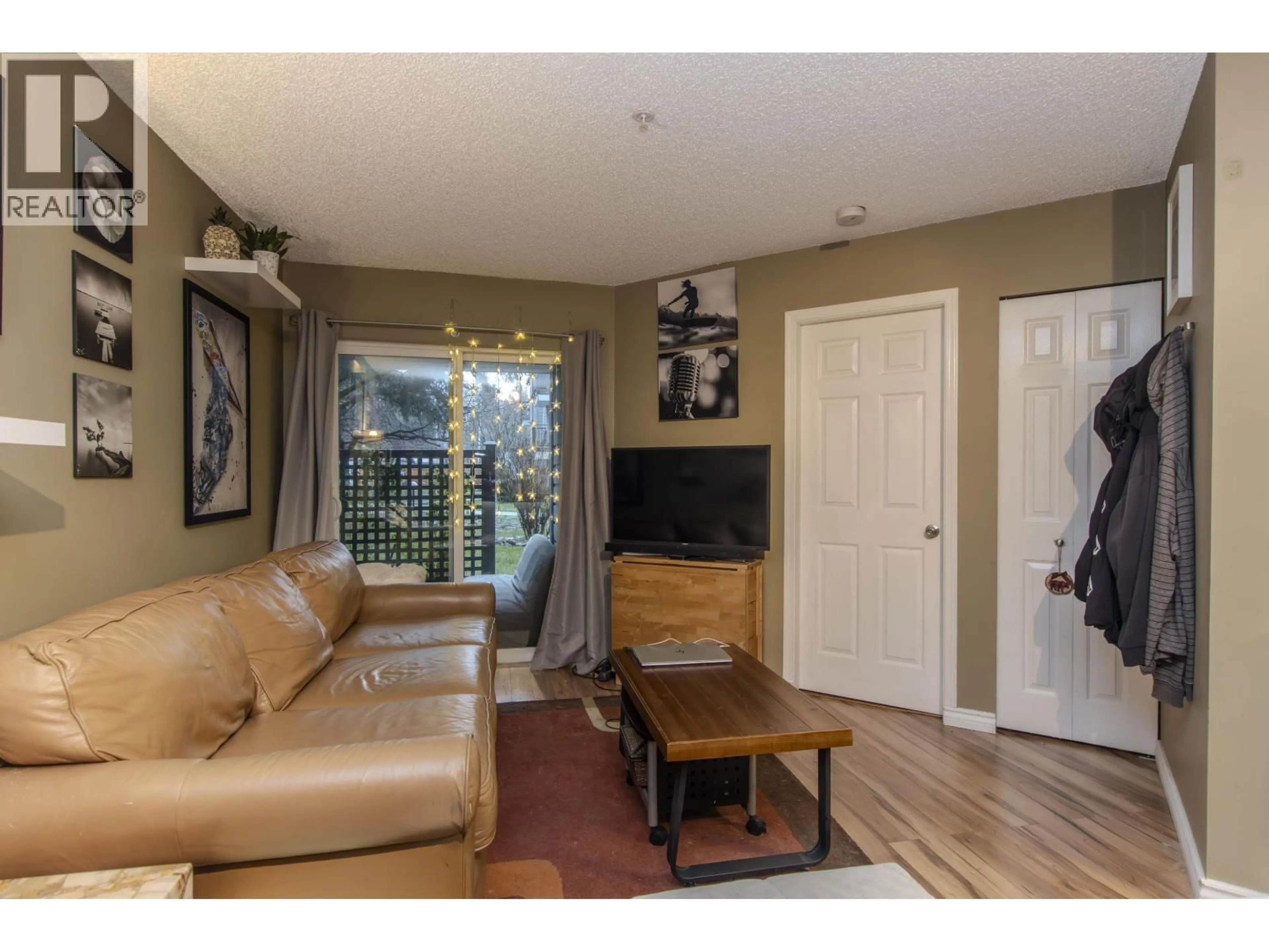Living room with furniture, wood/laminate floor for B109 - 40120 WILLOW CRESCENT, Squamish British Columbia V8B0L7