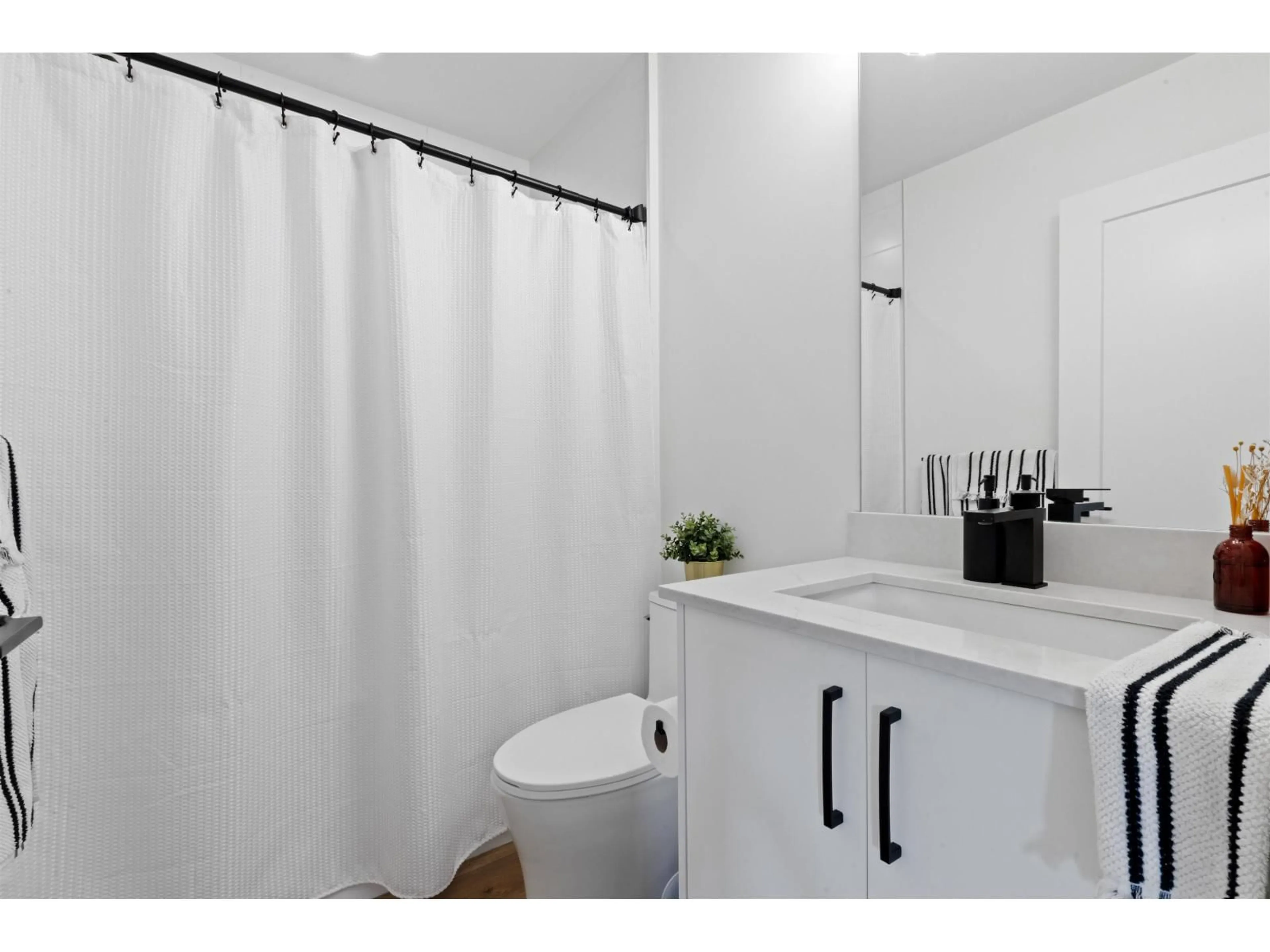 Standard bathroom, ceramic/tile floor for 311 - 20286 72B AVENUE, Langley British Columbia V2Y1T2