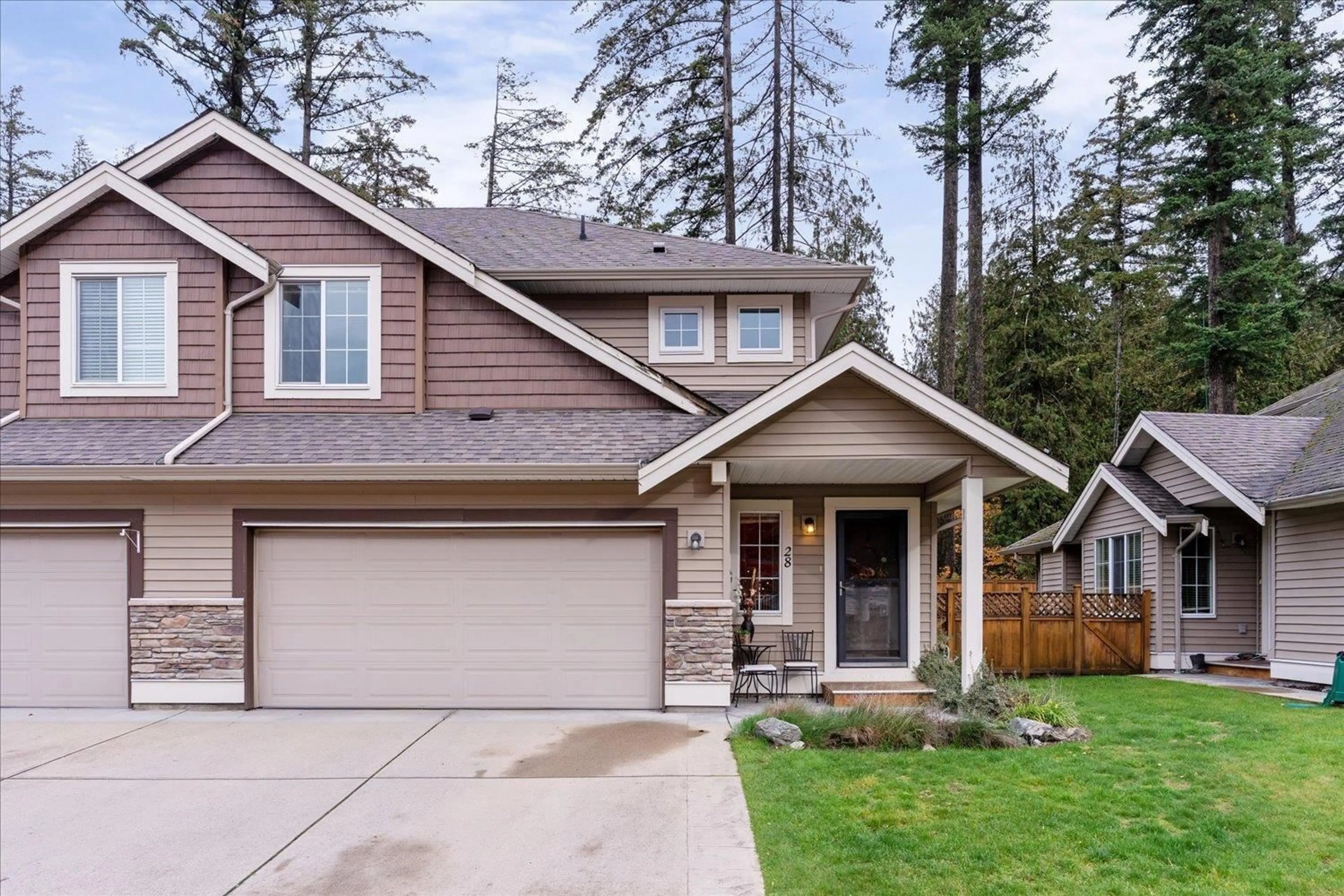 Home with vinyl exterior material, street for 28 - 1175 7TH AVENUE, Hope British Columbia V0X1L4