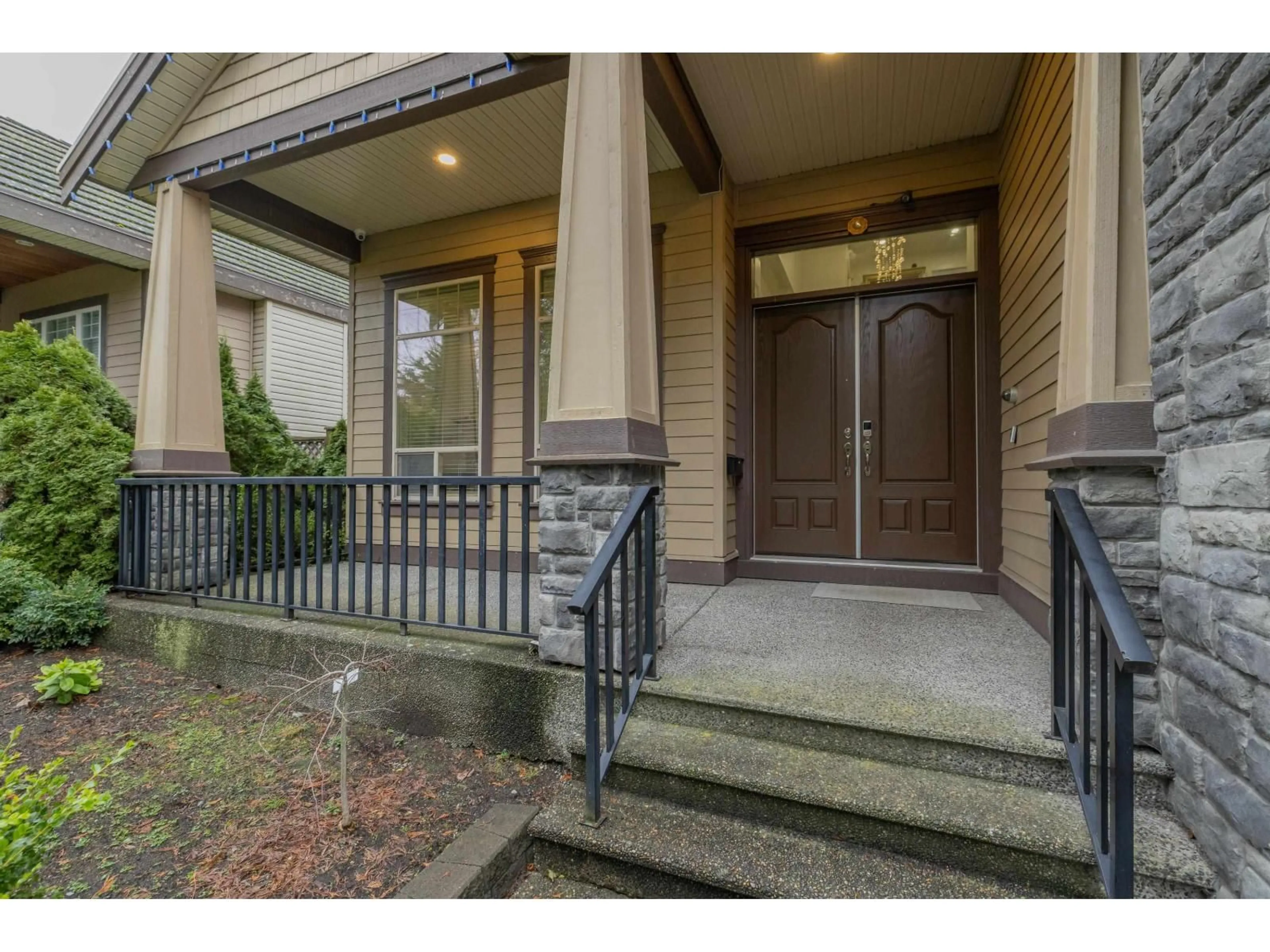 Indoor entryway for 8042 160 STREET, Surrey British Columbia V4N0W9