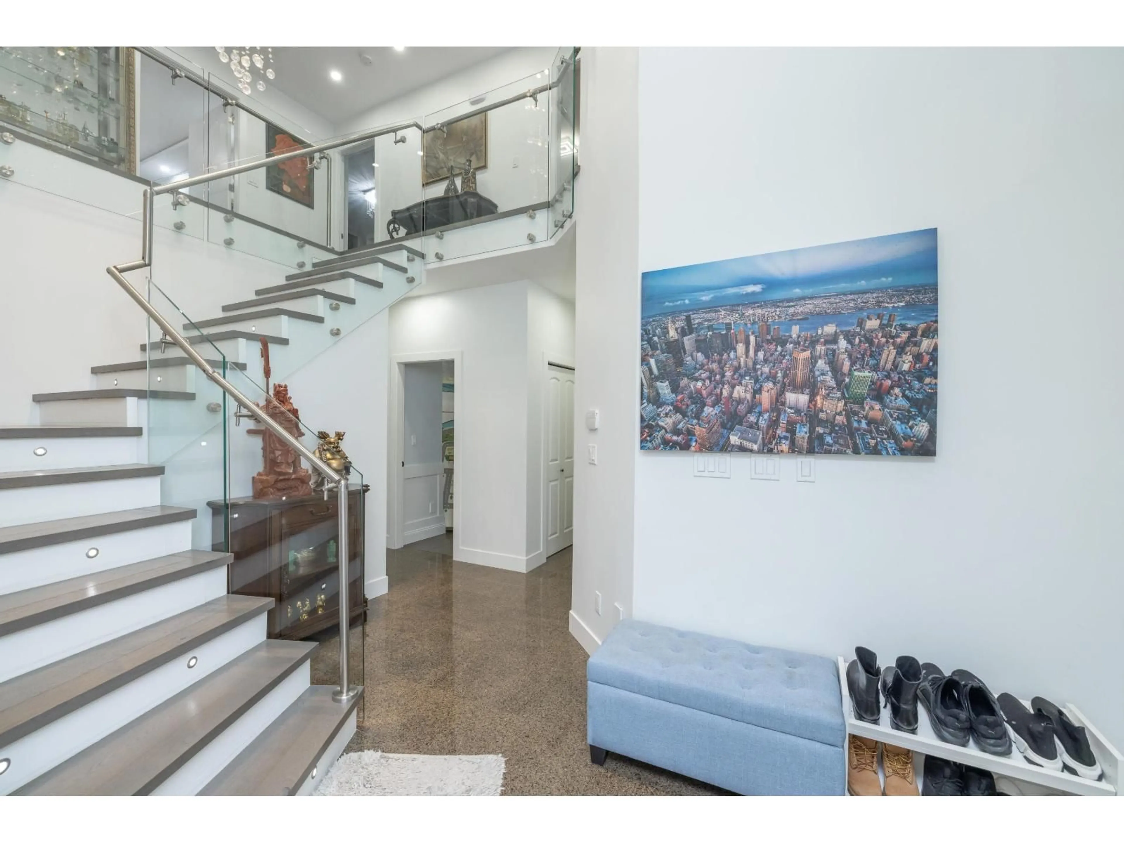 Indoor foyer for 8042 160 STREET, Surrey British Columbia V4N0W9