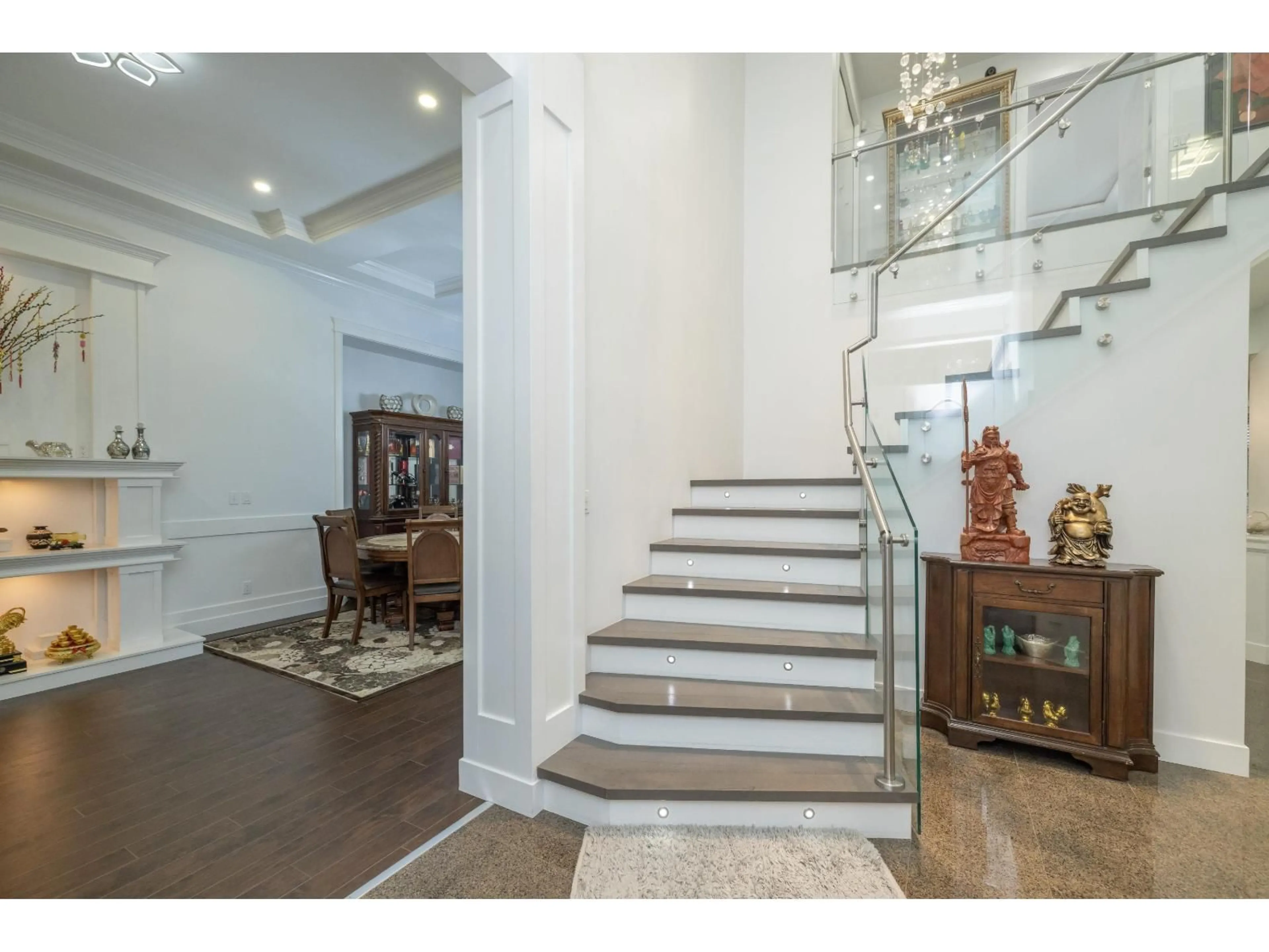Indoor foyer for 8042 160 STREET, Surrey British Columbia V4N0W9