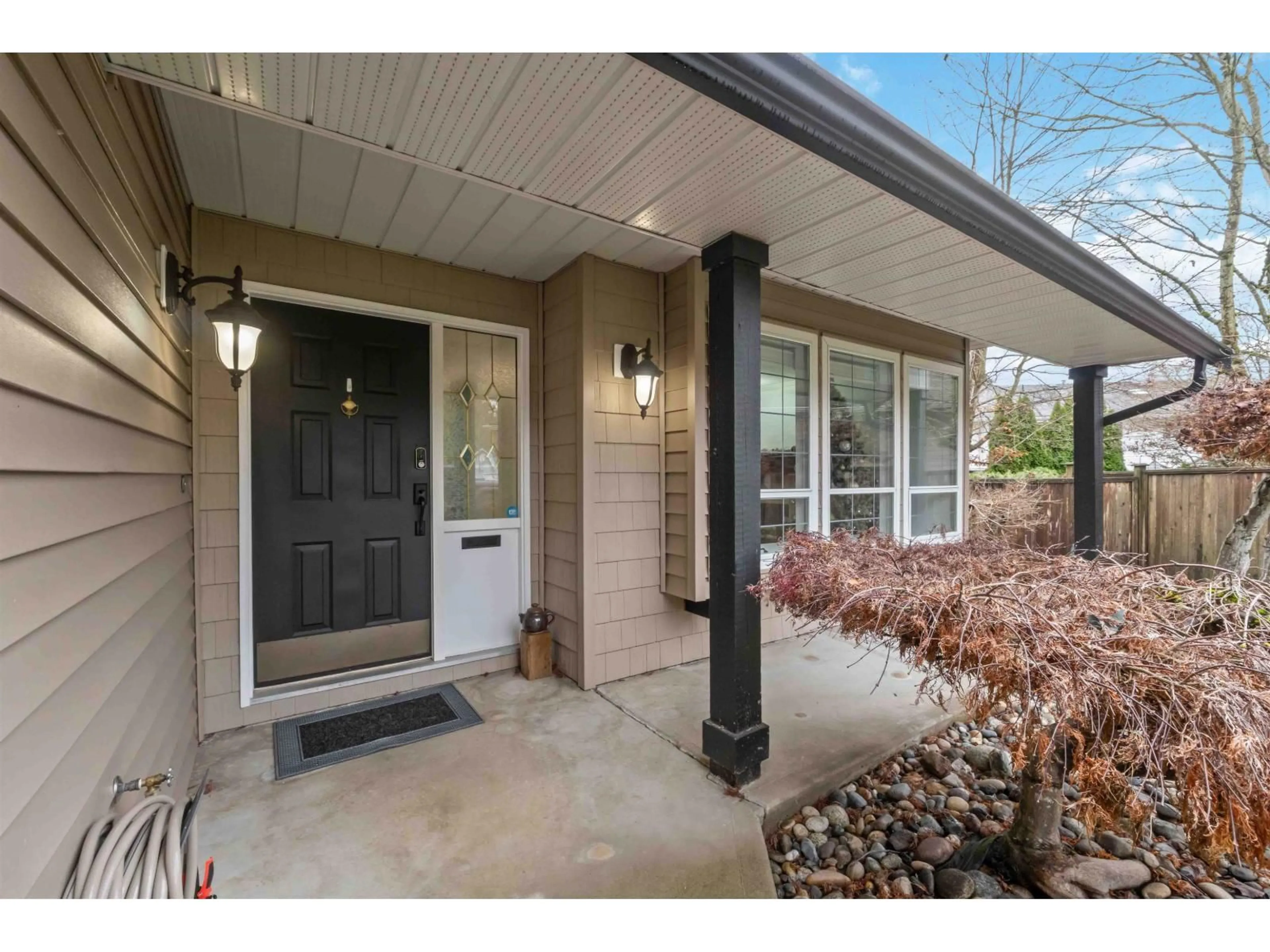 Indoor entryway for 15751 98A AVENUE, Surrey British Columbia V4N2V7