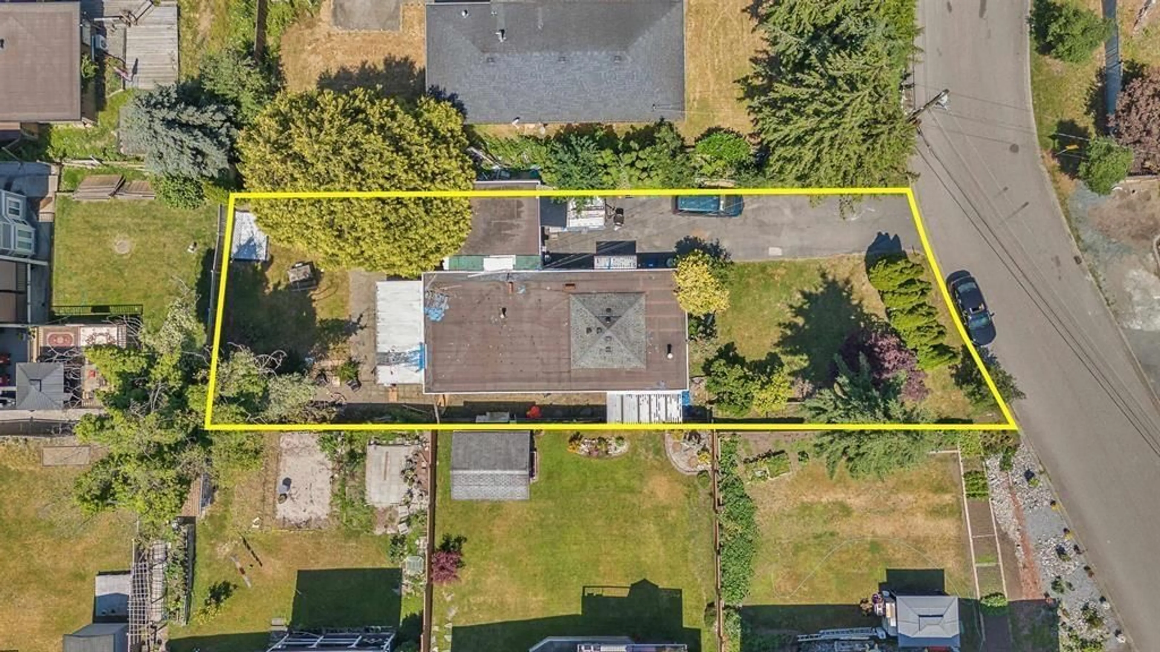 A pic from outside/outdoor area/front of a property/back of a property/a pic from drone, street for 11277 134 ST STREET, Surrey British Columbia V3R2Z2