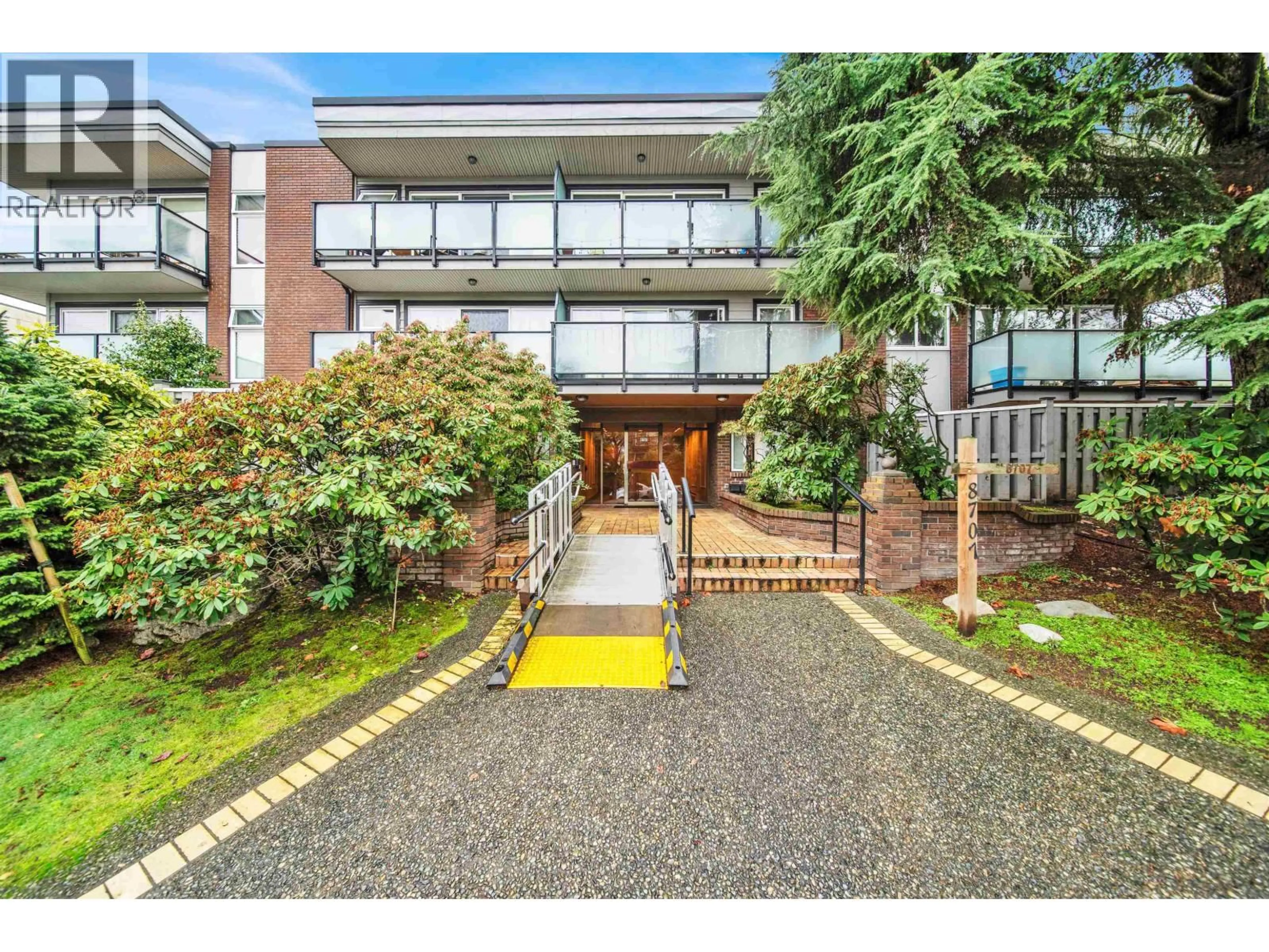 Indoor foyer for 202 - 8707 HUDSON STREET, Vancouver British Columbia V6P4M7