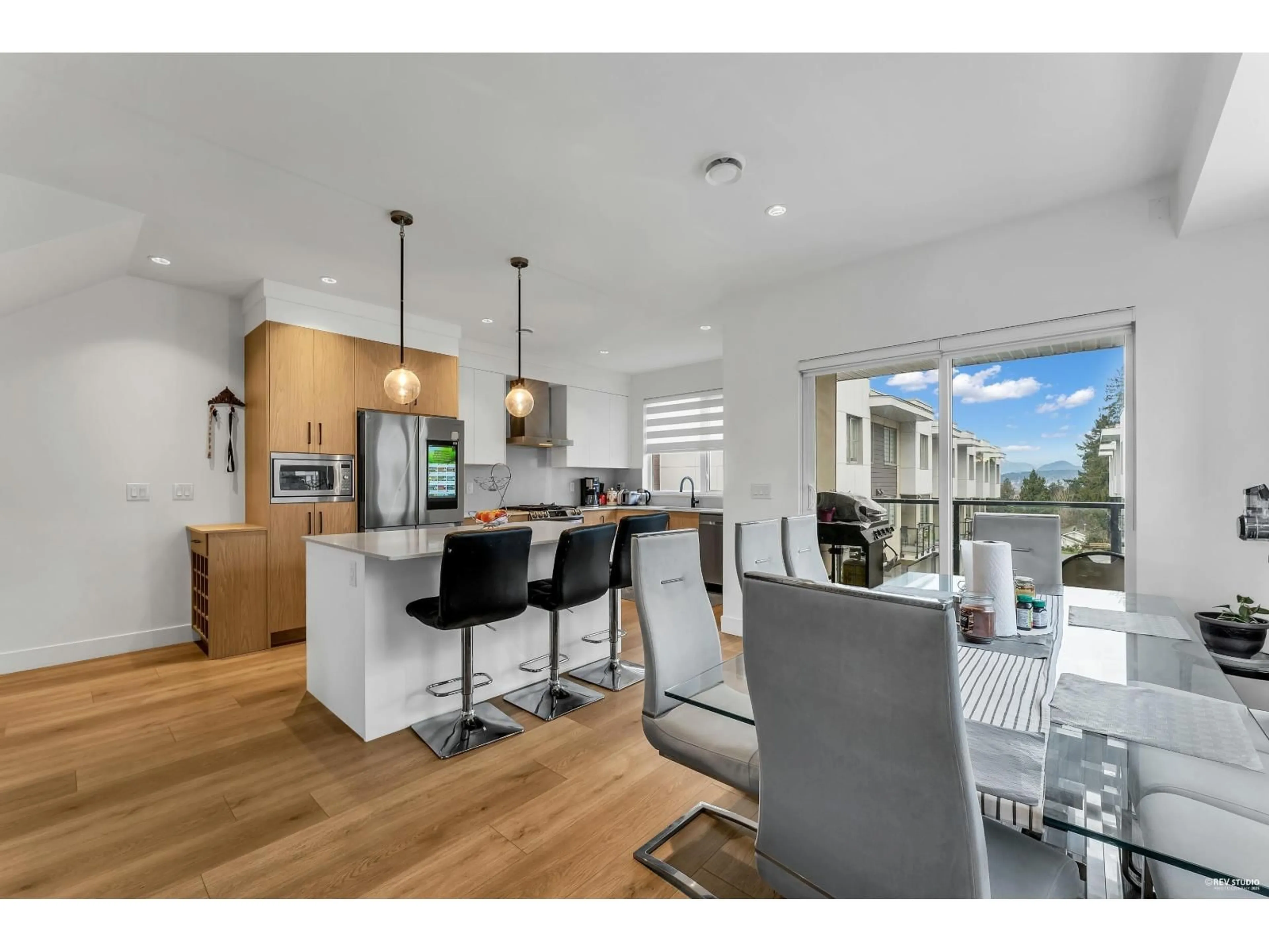 Open concept kitchen, wood/laminate floor for 1 - 12585 104A AVENUE, Surrey British Columbia V3V0G7