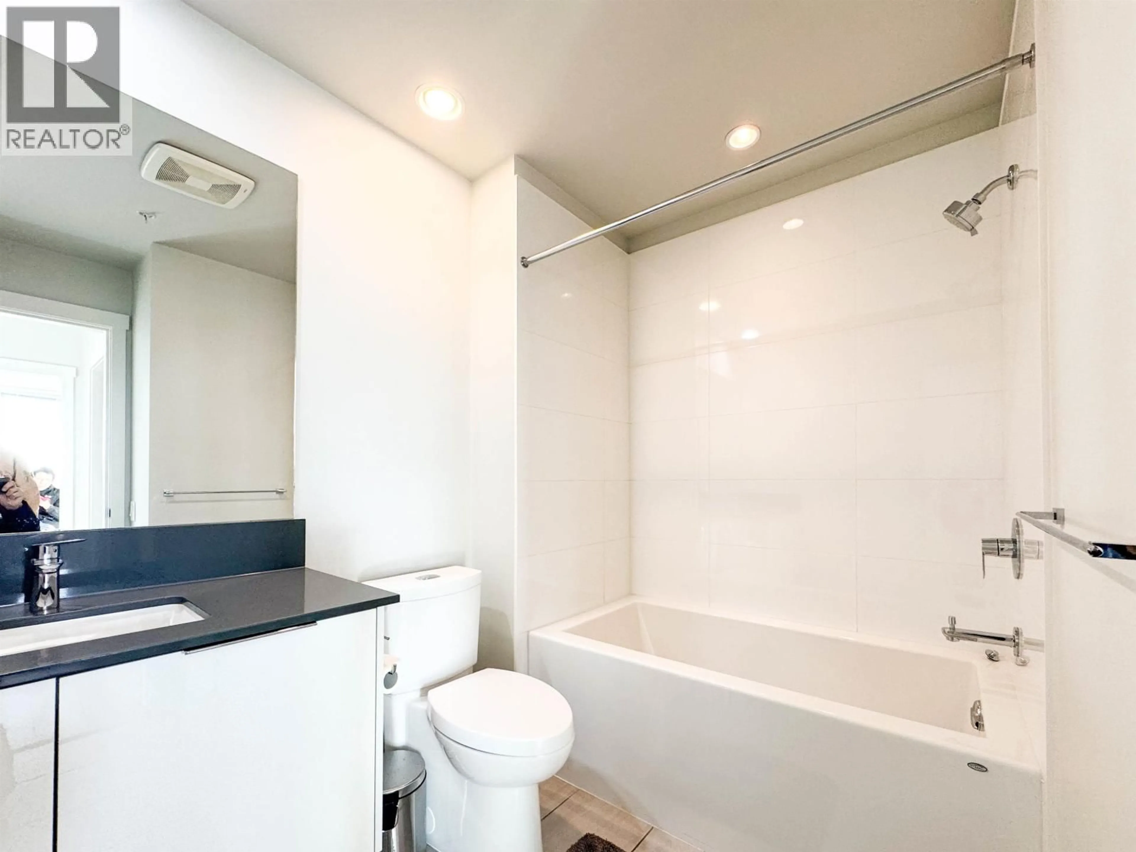 Standard bathroom, ceramic/tile floor for 404 - 3289 RIVERWALK AVENUE, Vancouver British Columbia V5S0G2