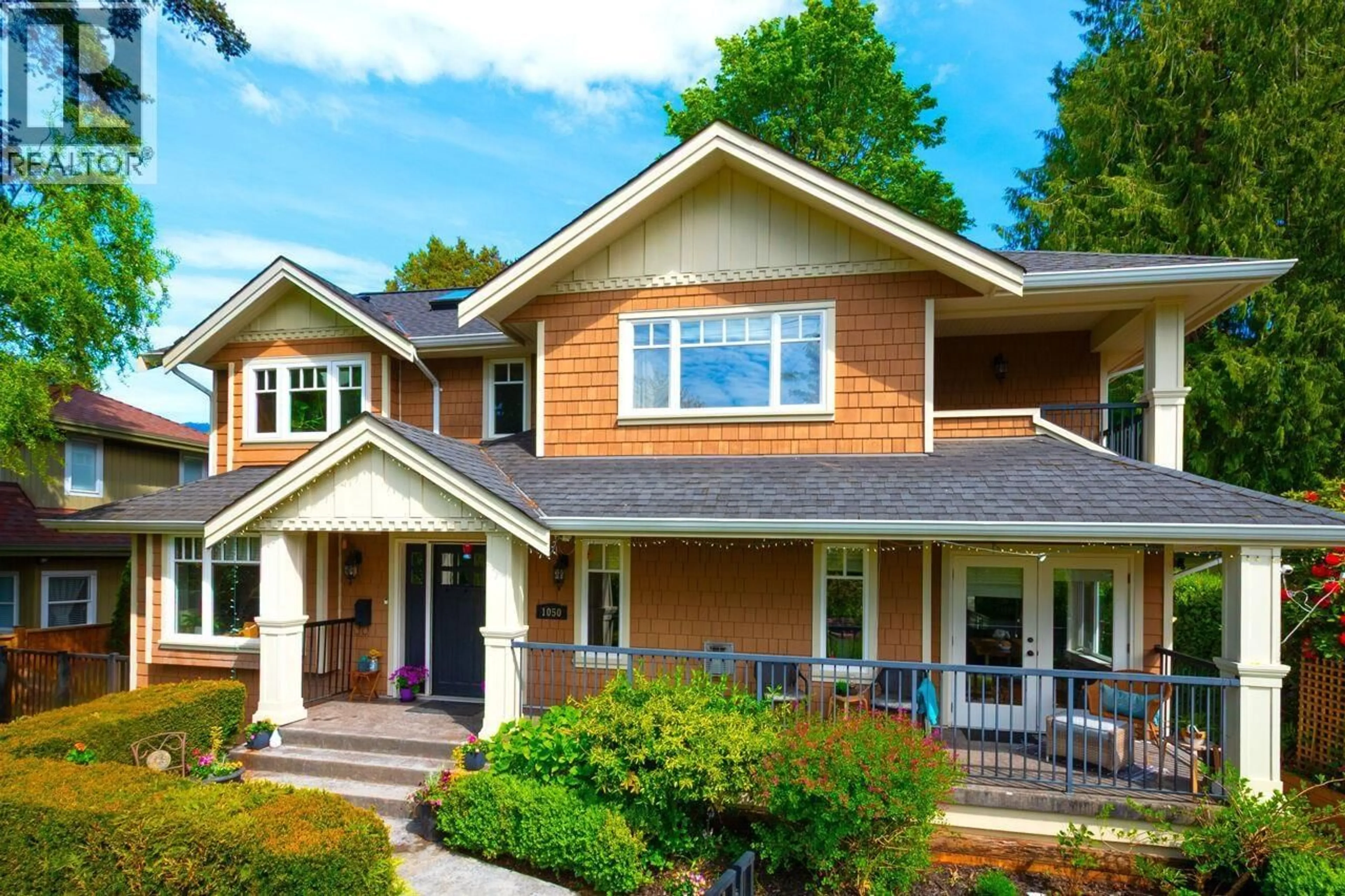 Home with vinyl exterior material, street for 1050 11TH STREET, West Vancouver British Columbia V7T2M5