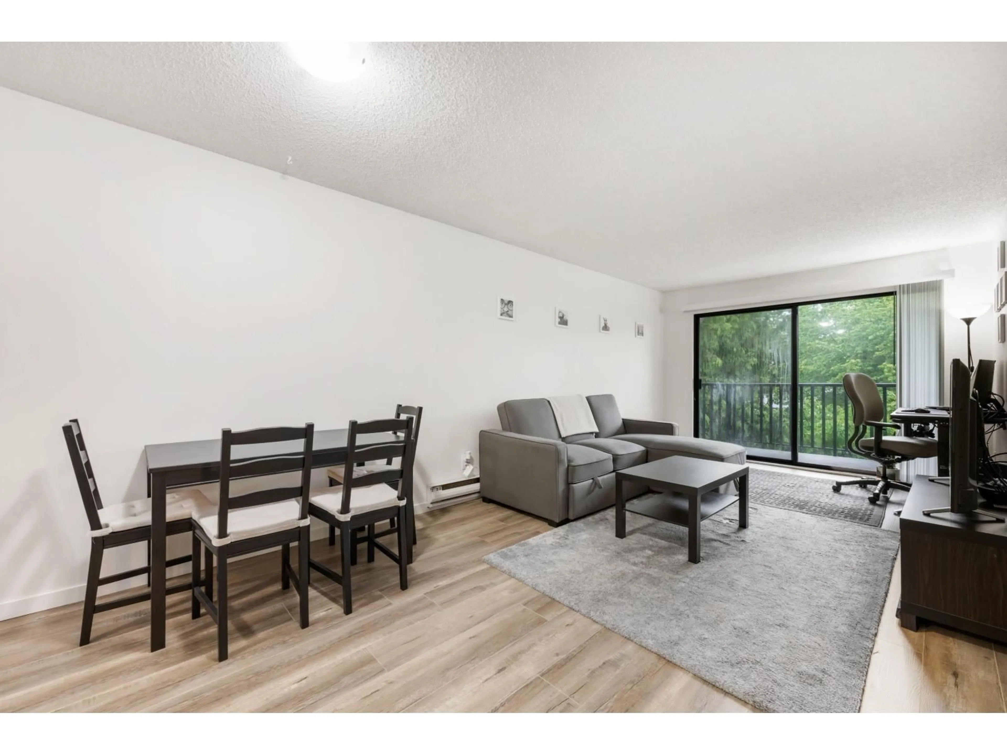 Living room with furniture, wood/laminate floor for 311 - 9952 149 STREET, Surrey British Columbia V3R7W7